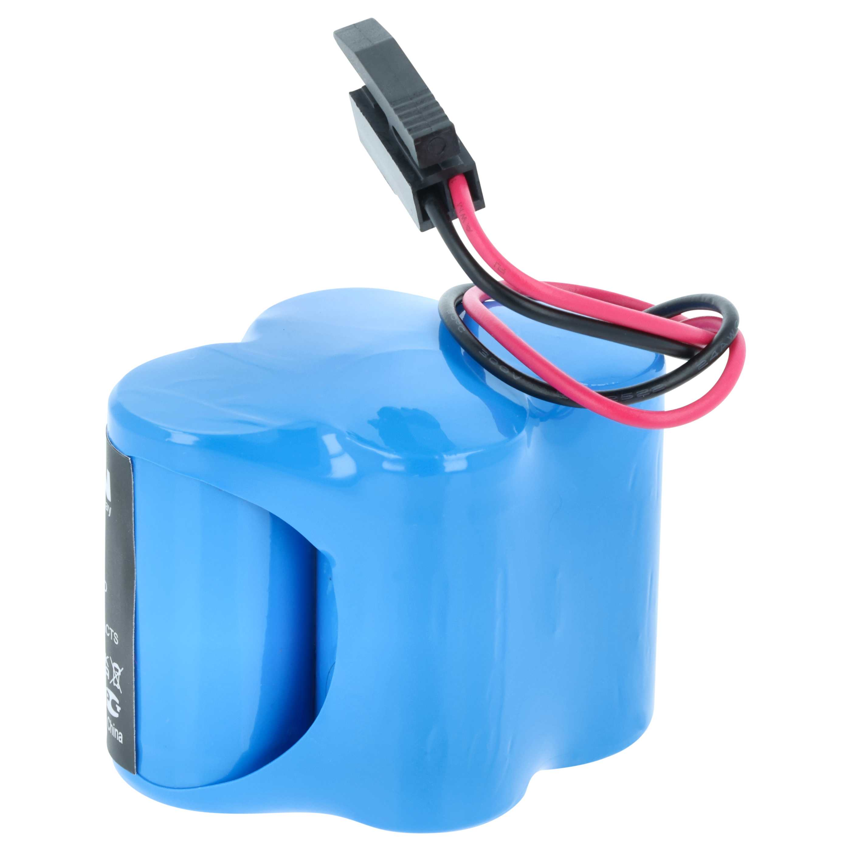 Ein blauer Akku mit roten und schwarzen Kabeln, die zu einem Stecker führen, vor weißem Hintergrund.