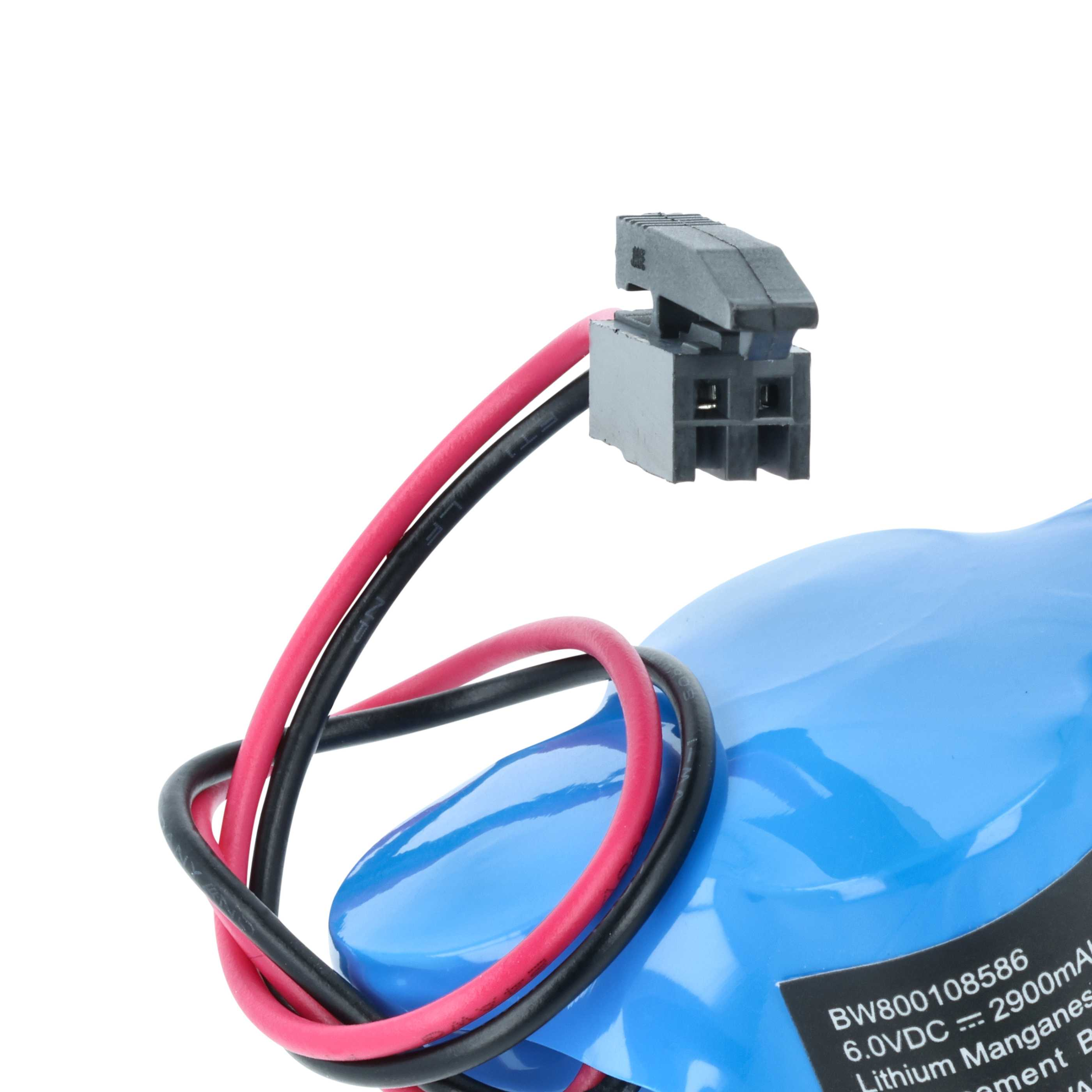 Eine blaue Lithiumbatterie mit einem schwarz-roten Kabel und grauem Stecker auf weißem Hintergrund.