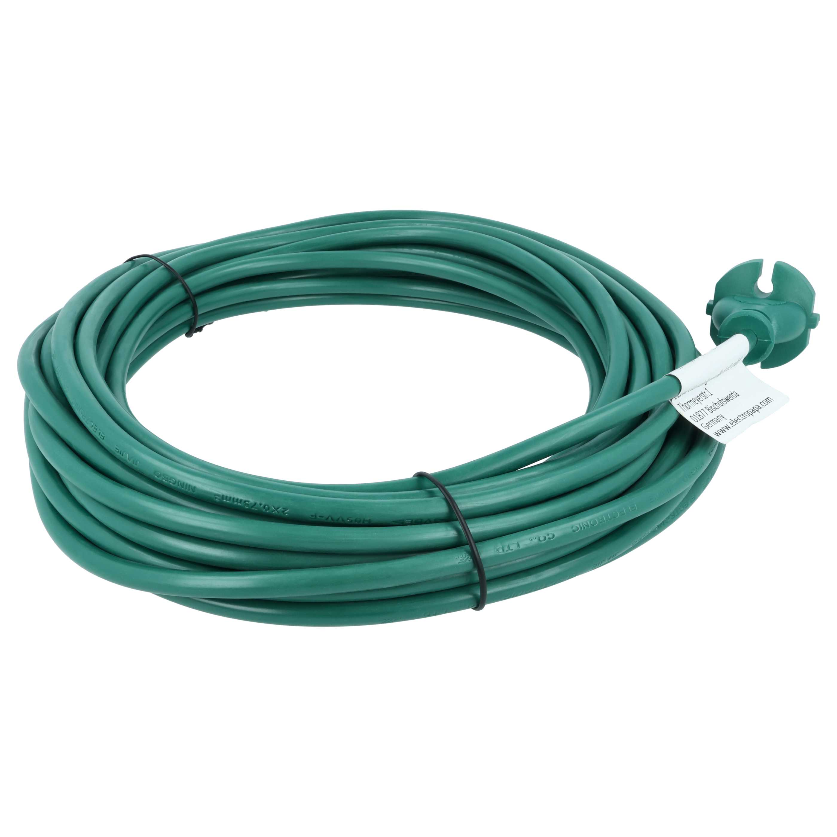 Aufgerolltes, grünes Verlängerungskabel mit Stecker und weißem Etikett auf weißem Grund.