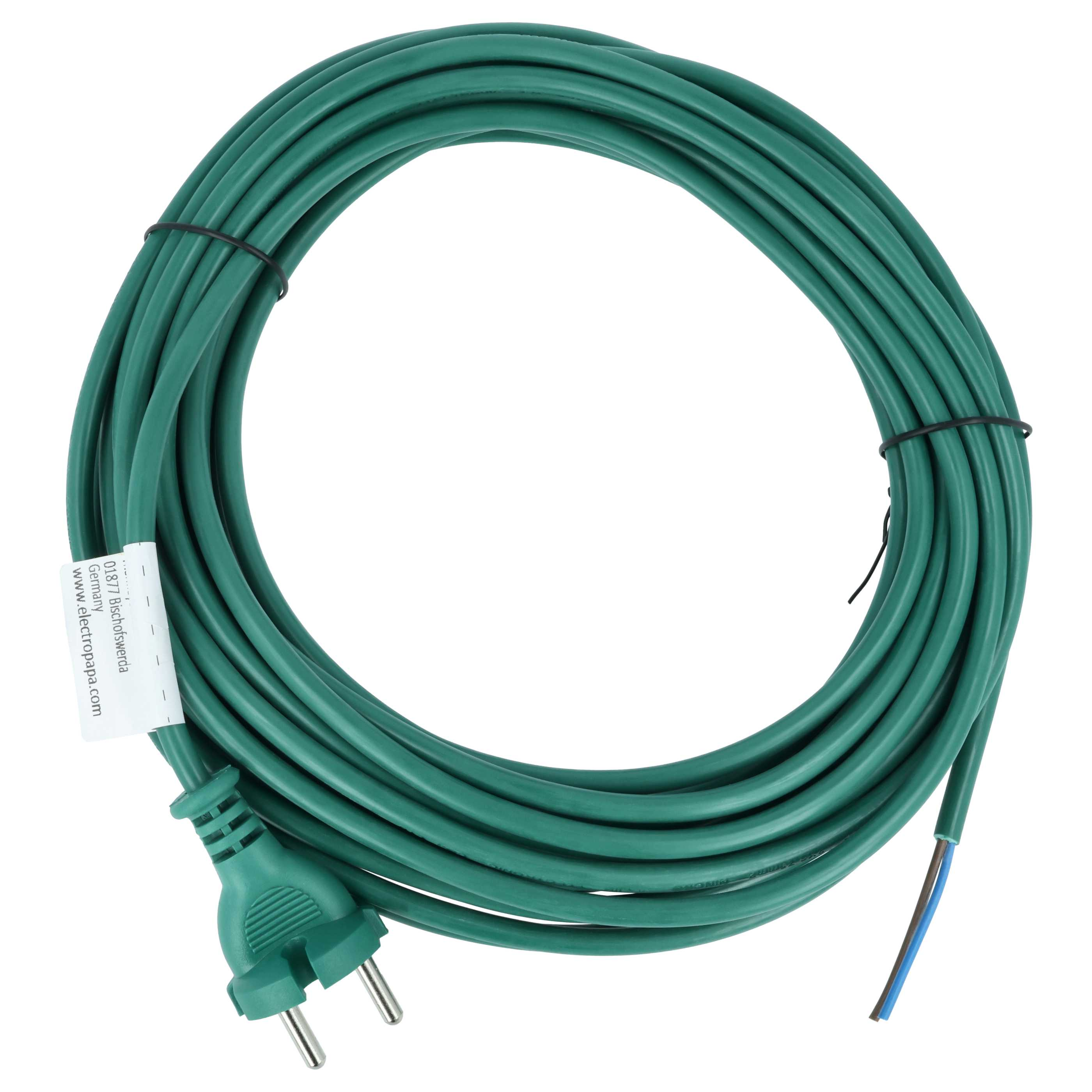 Aufgerolltes grünes Stromkabel mit Stecker und abisolierten Enden vor weißem Hintergrund.