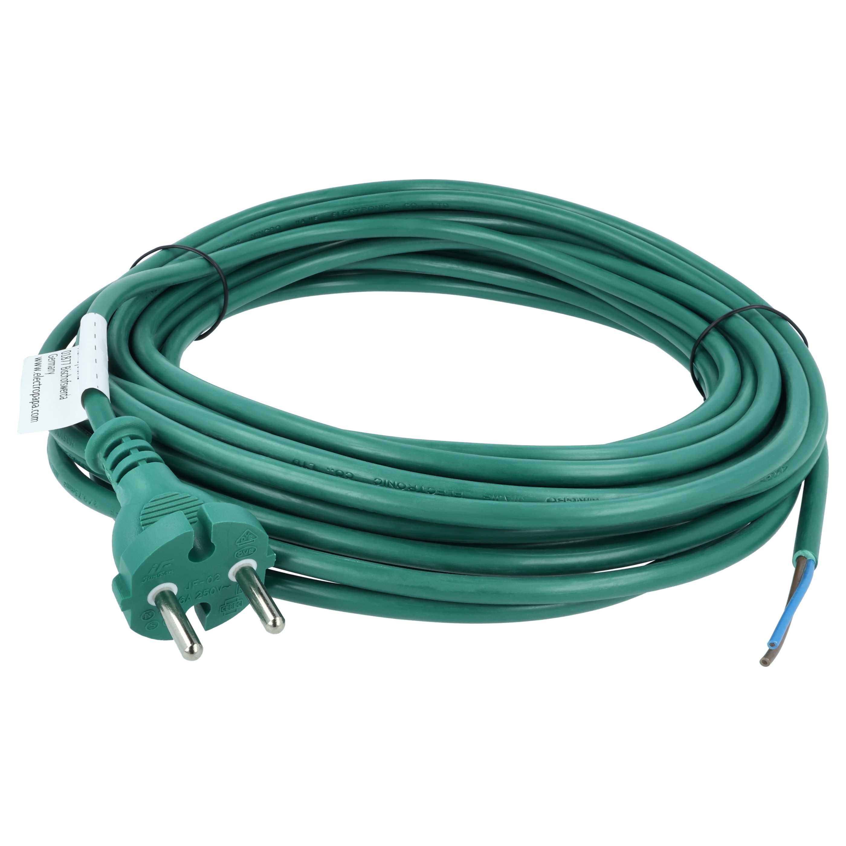 Ein langes, grünes Elektrokabel ist aufgerollt, mit einem Stecker an einem Ende und freiliegenden Drähten am anderen.