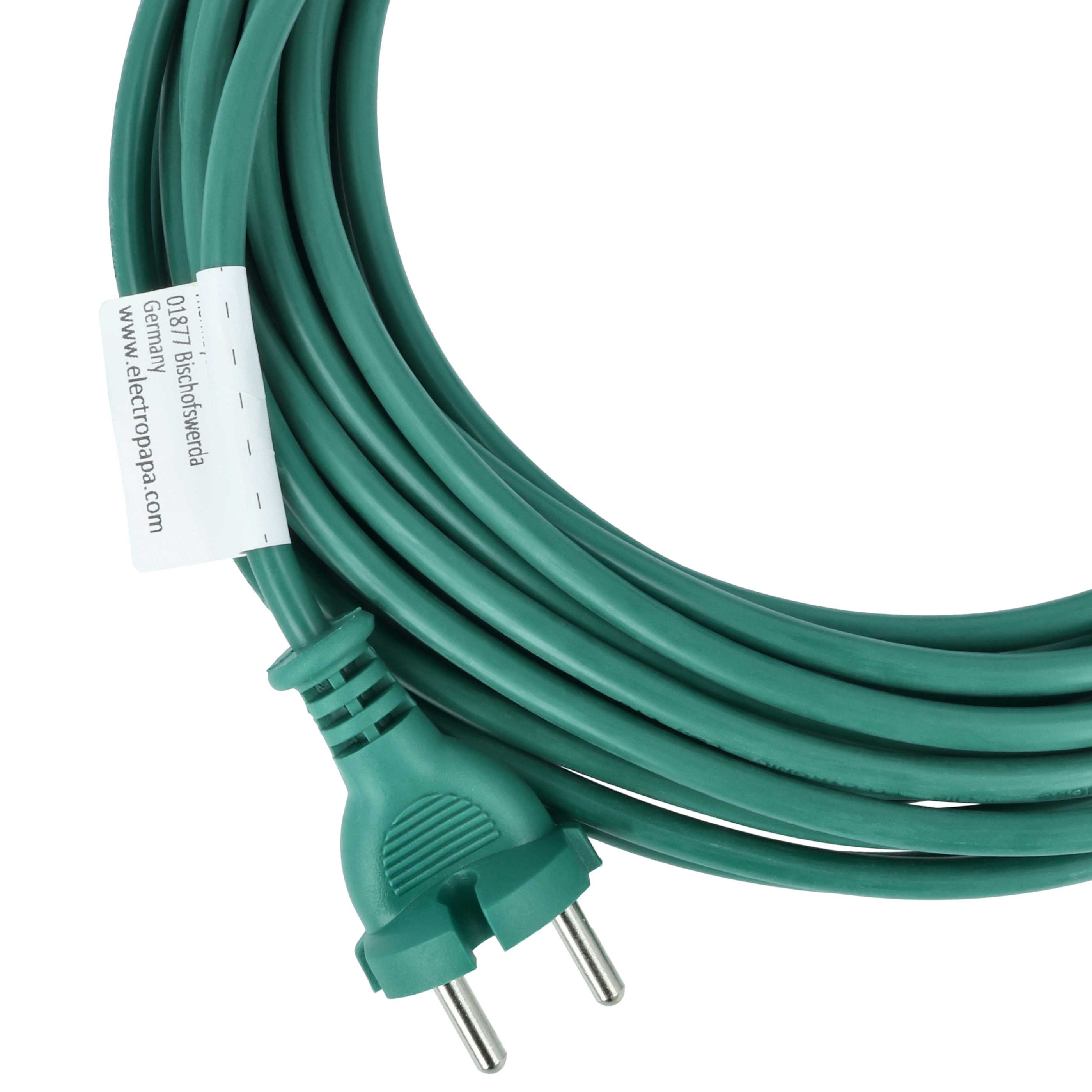 Ein aufgerolltes grünes Stromkabel mit einem Stecker und einem weißen Etikett auf weißem Hintergrund.