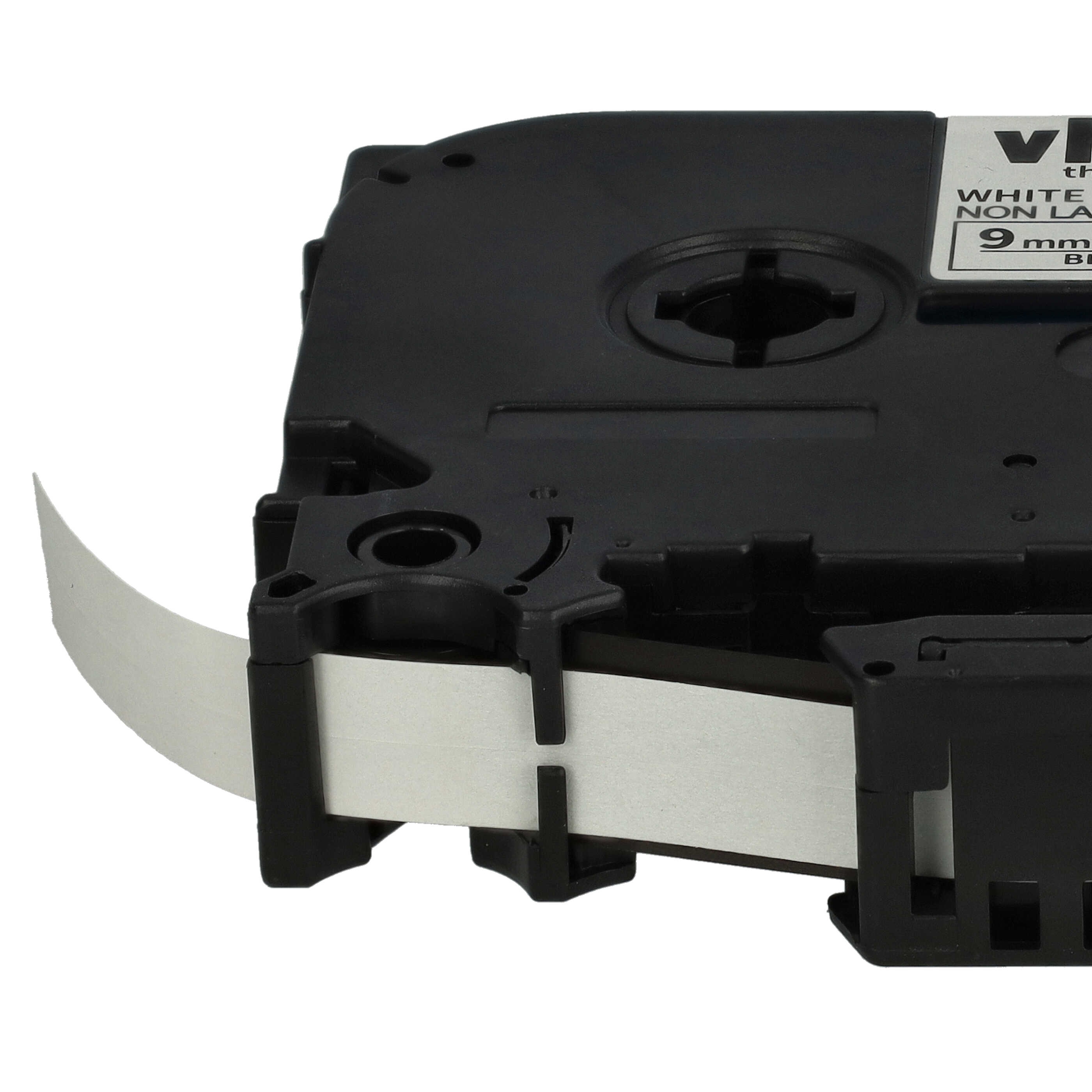 Schwarze Beschriftungsbandkassette mit herausragendem weißem Band auf weißem Hintergrund.