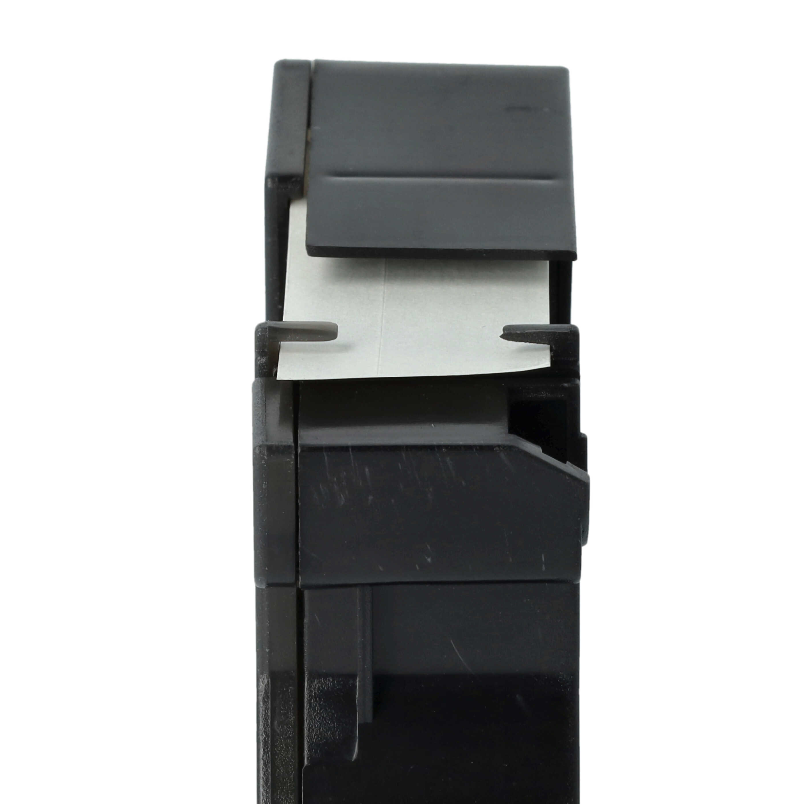 Eine schwarze Etikettenkassette mit einem Stück weißem Etikettenband, das vorne herausragt.