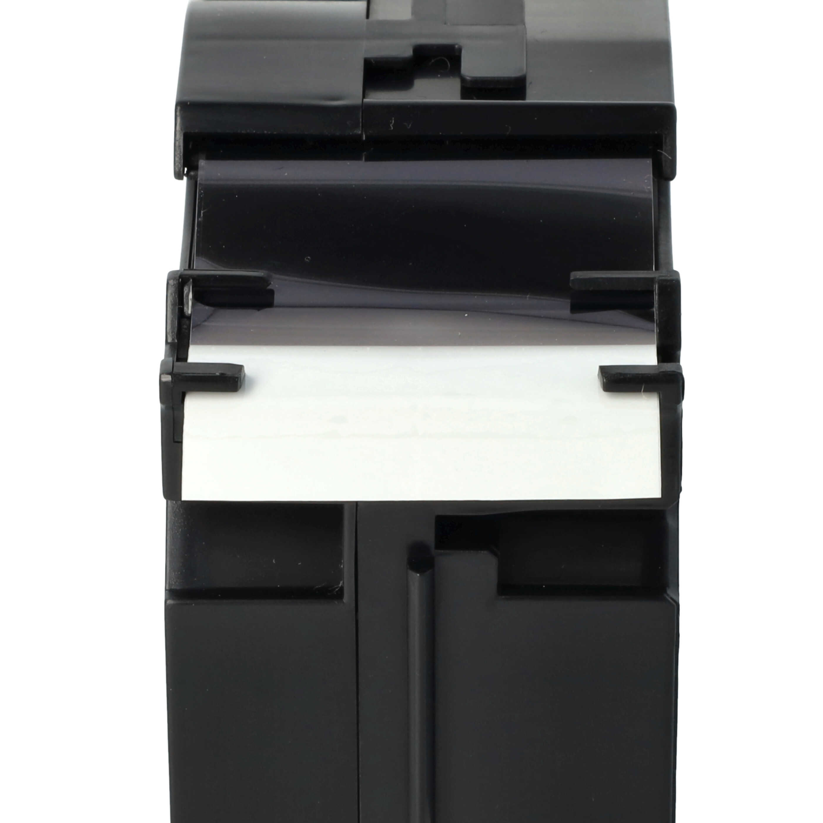 Eine schwarze Etikettenkassette mit einem weißen Etikettenstreifen vor weißem Hintergrund.