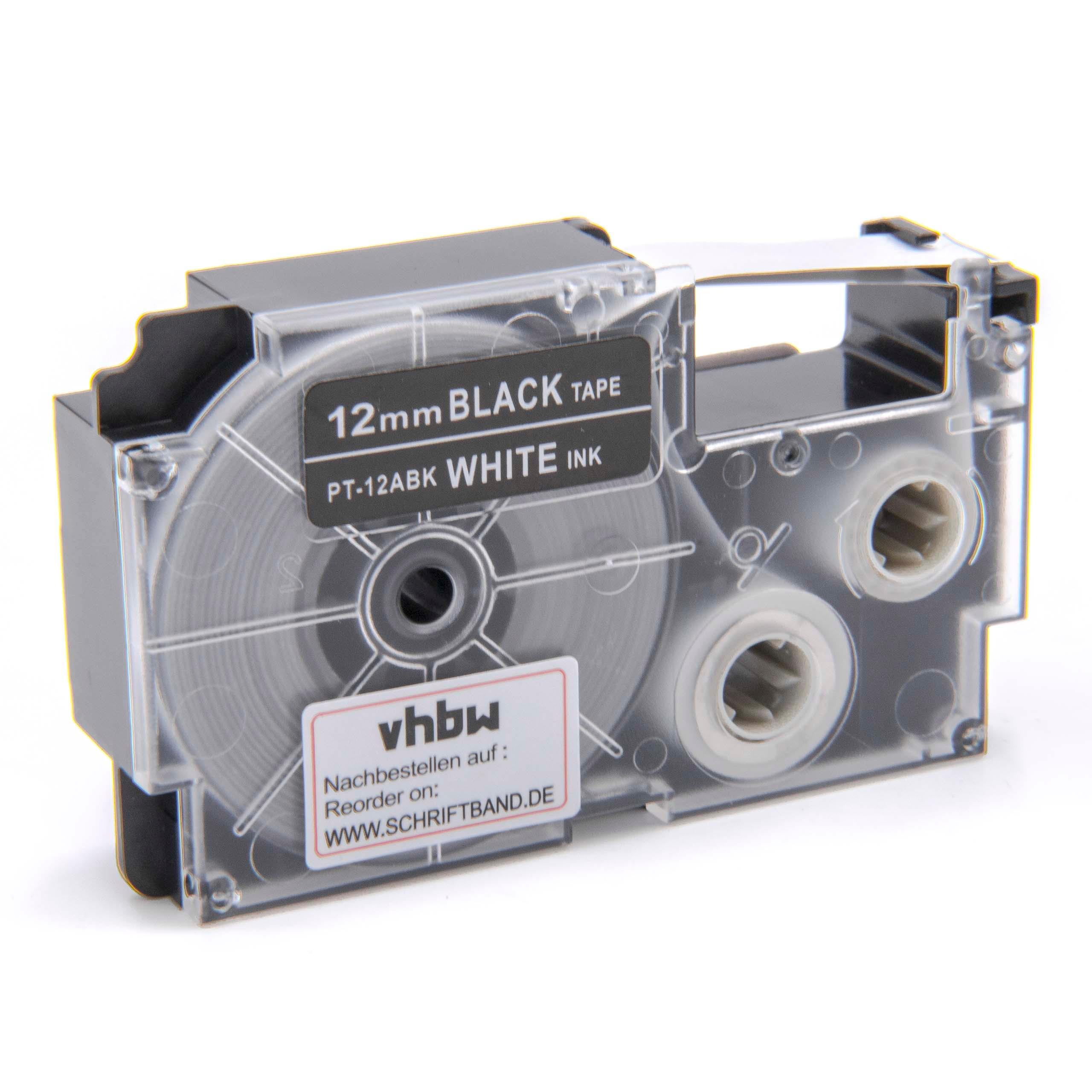 Eine schwarze und transparente Etikettendrucker-Kassette mit weißer Schrift auf schwarzem Etikett.