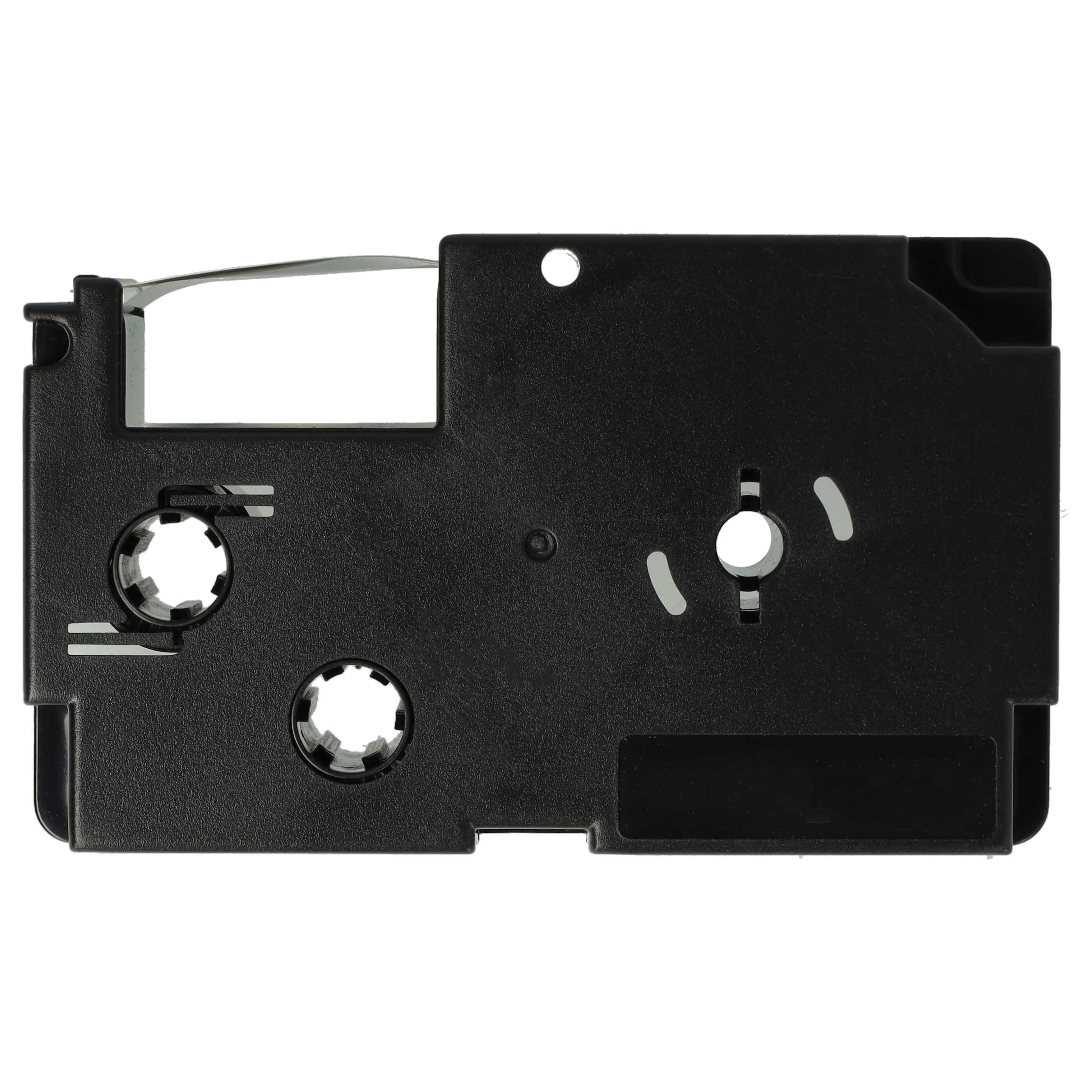 Schwarze Kassette mit Spulen und offenem Band auf weißem Hintergrund.