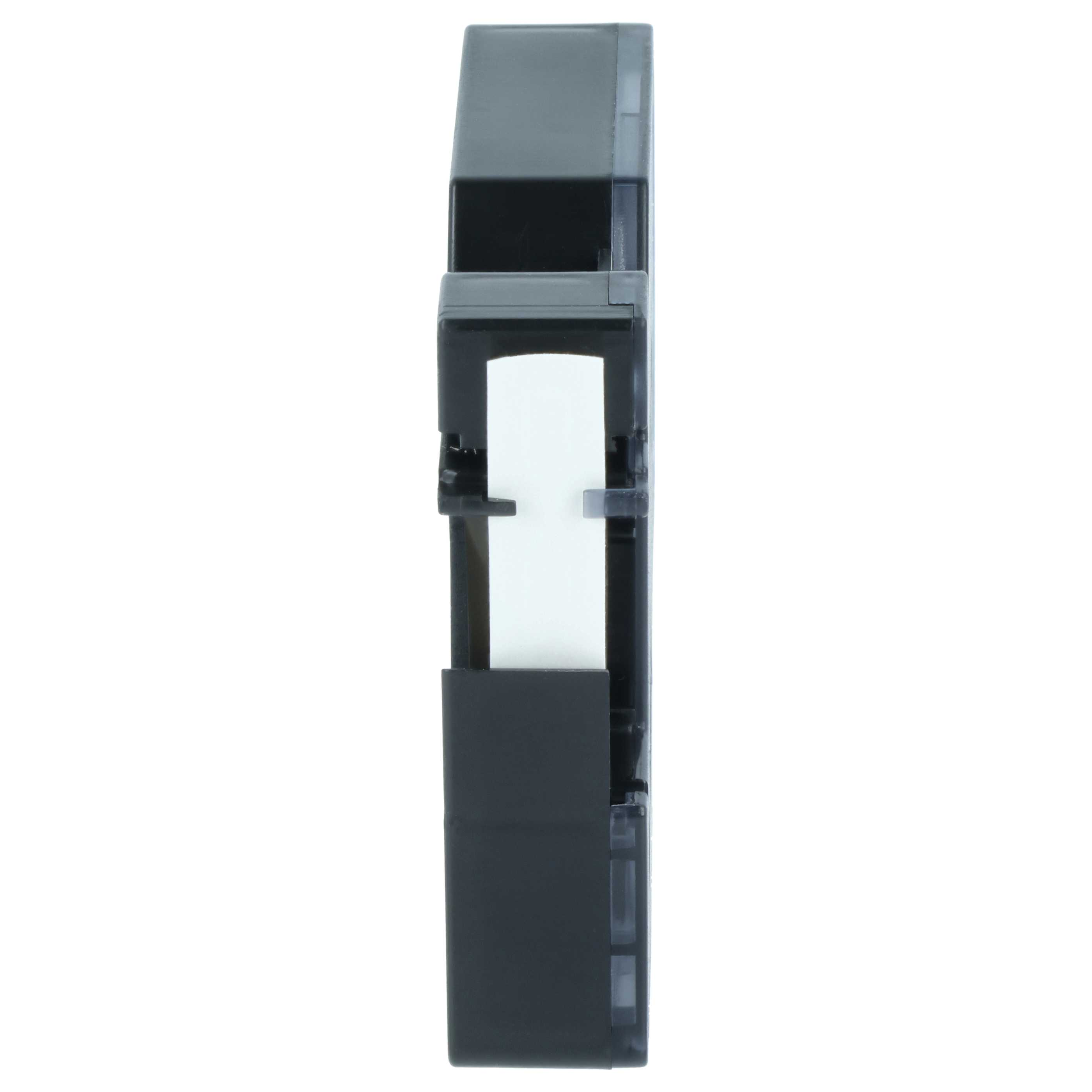 Eine schwarze Etikettenkassette auf weißem Hintergrund, seitlich betrachtet.