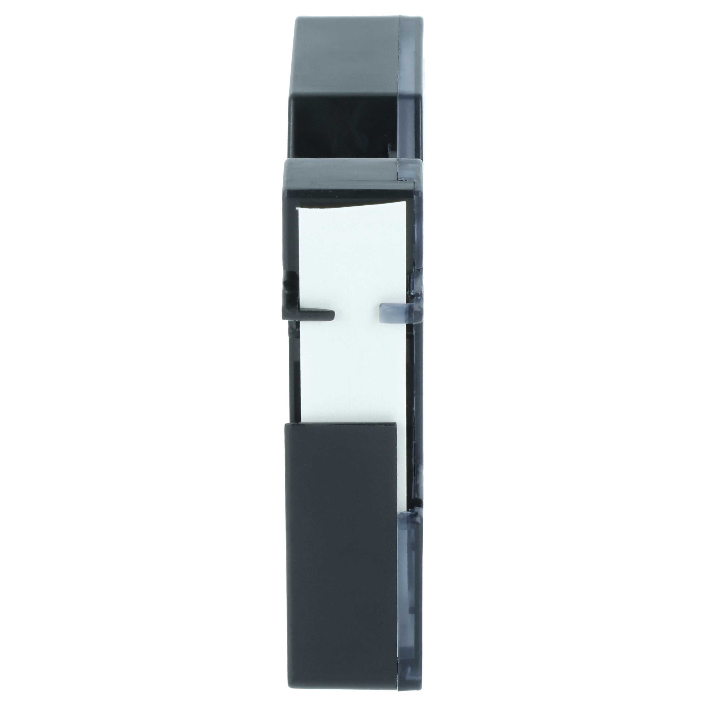Eine schwarze Etikettenkassette mit sichtbarem weißem Band auf weißem Hintergrund.
