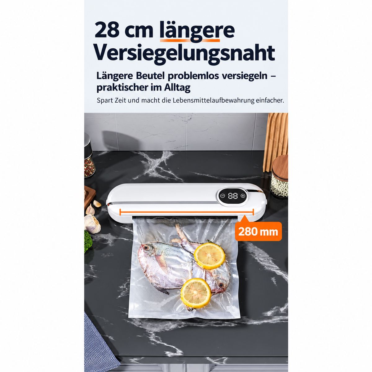 Vakuumierer auf dunkler Arbeitsplatte mit versiegeltem Beutel, der Fisch und Zitronen enthält.