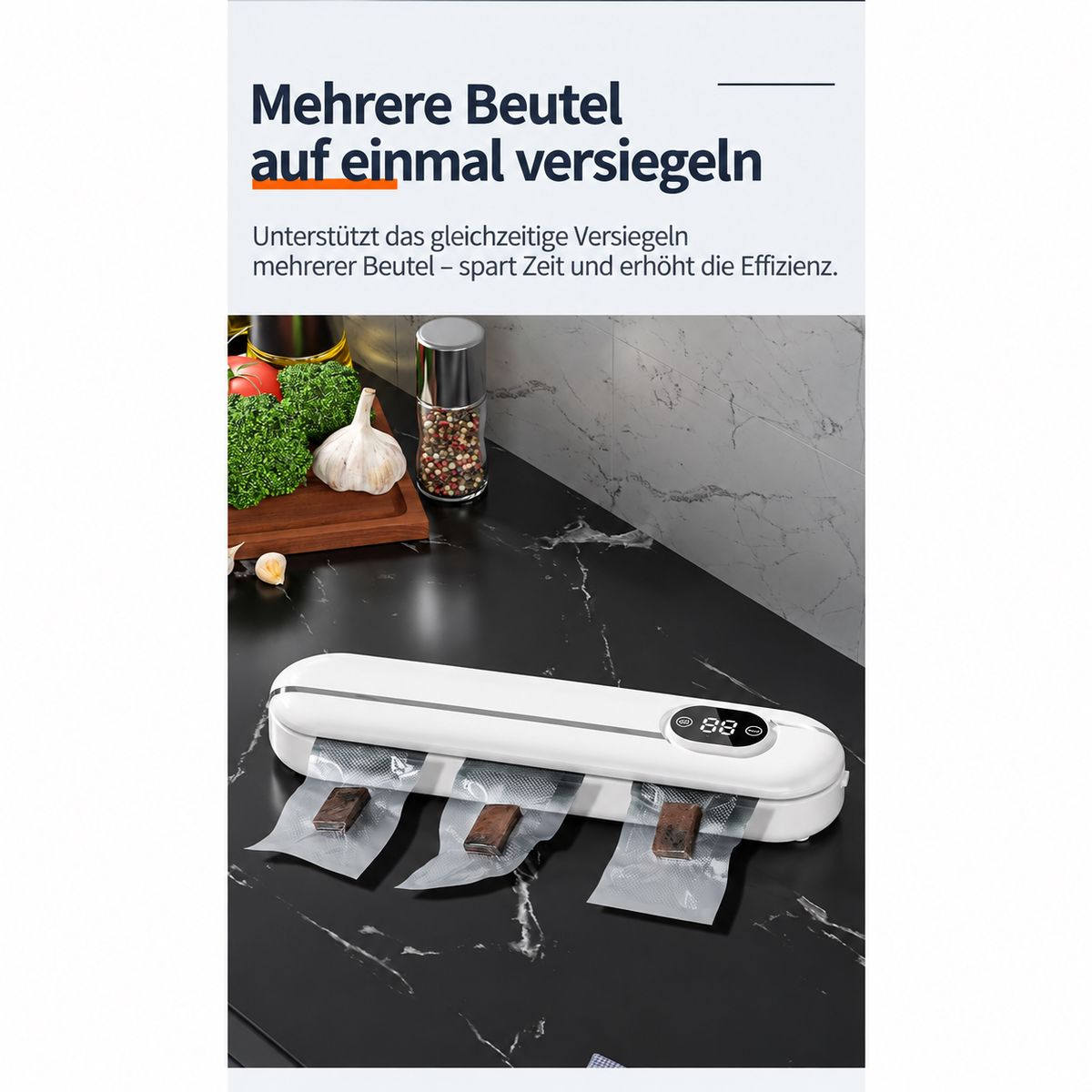 Ein weißes Vakuumiergerät versiegelt gleichzeitig drei kleine Beutel auf einer schwarzen Arbeitsplatte.