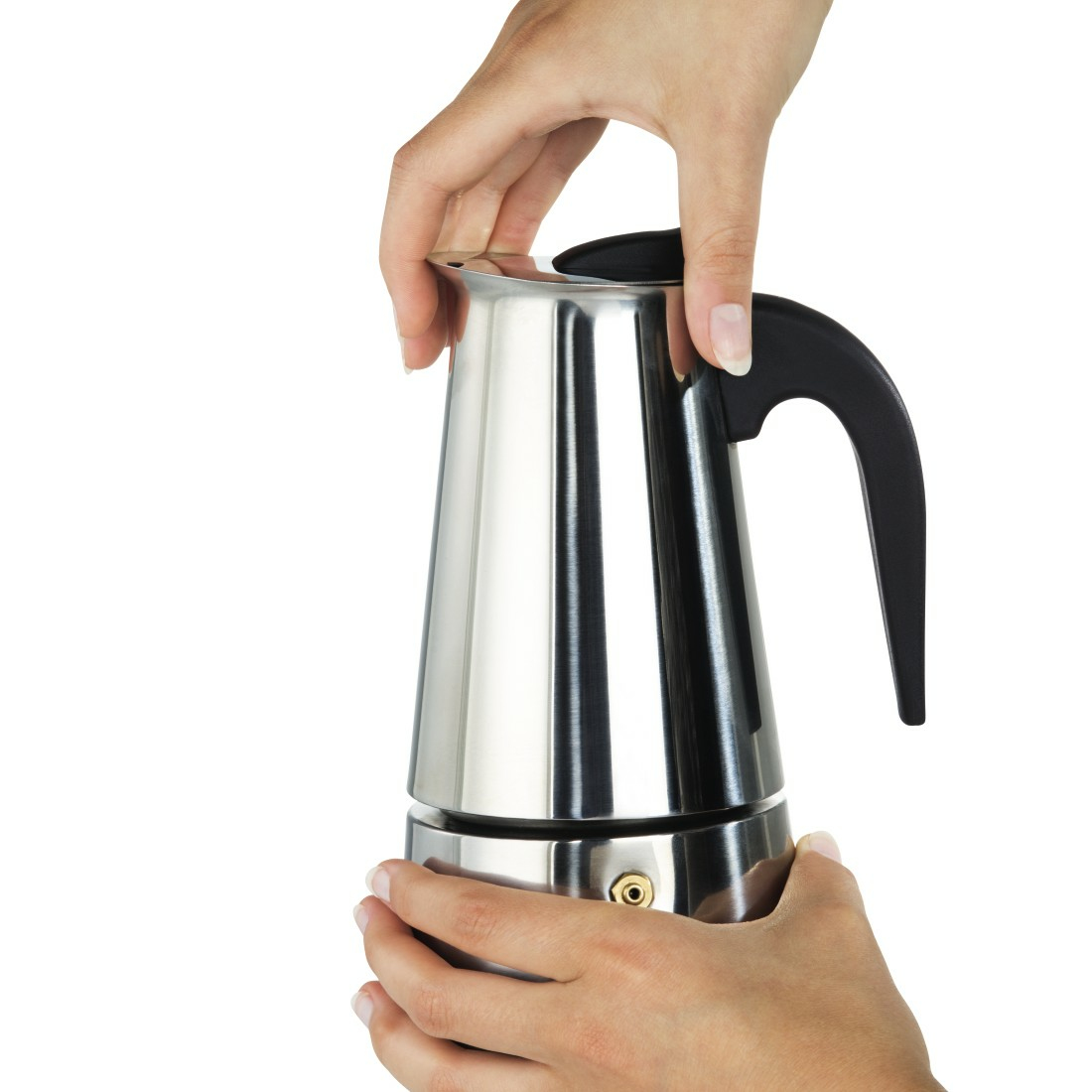 Mani che tengono una moka in acciaio inossidabile lucido su uno sfondo bianco.