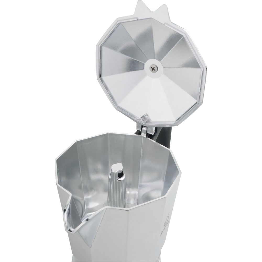 Una moka in alluminio aperta con interno visibile e coperchio sollevato su sfondo bianco.