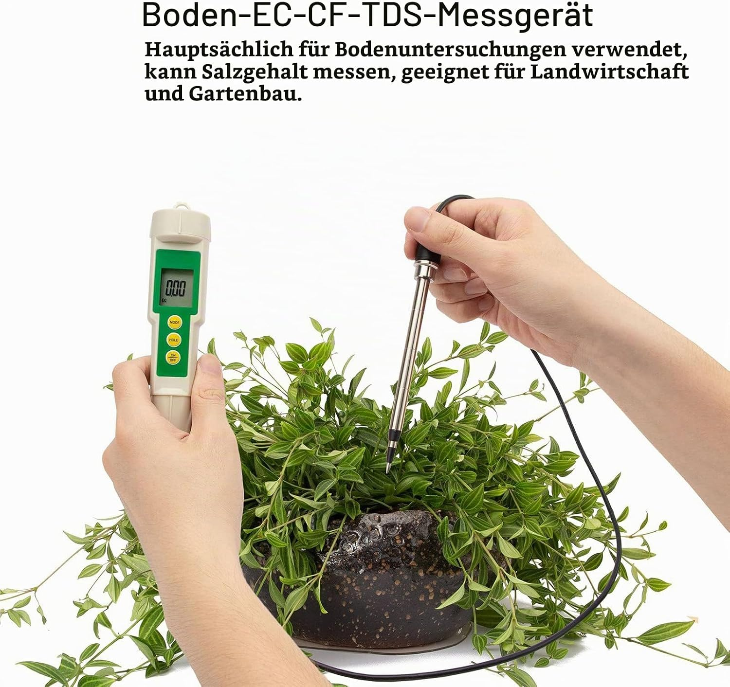 Ein Bodenmessgerät misst EC, CF und TDS in einem Blumentopf, gehalten von Händen.