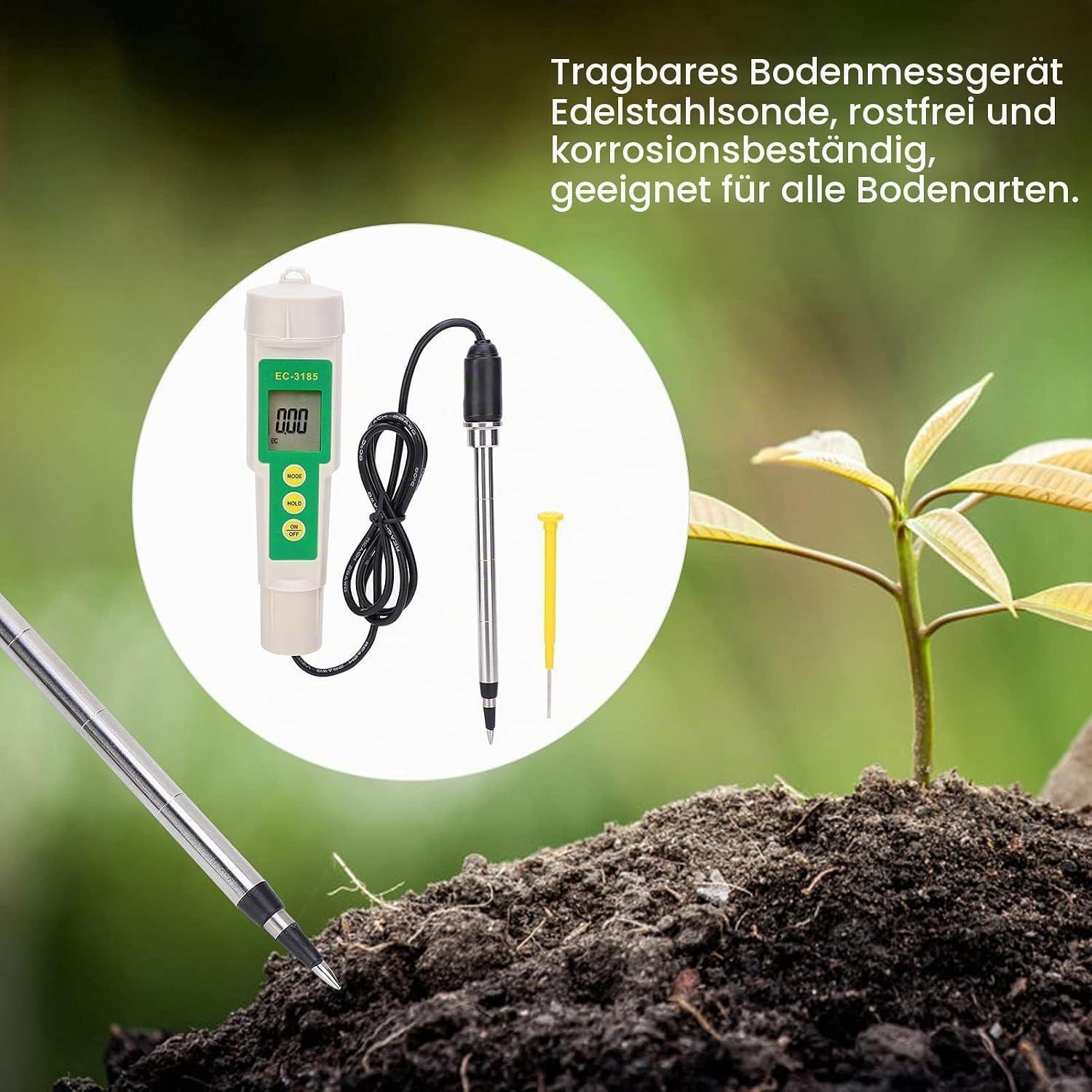 Ein tragbares Bodenmessgerät mit Edelstahlsonde neben einer kleinen Pflanze in Erde.