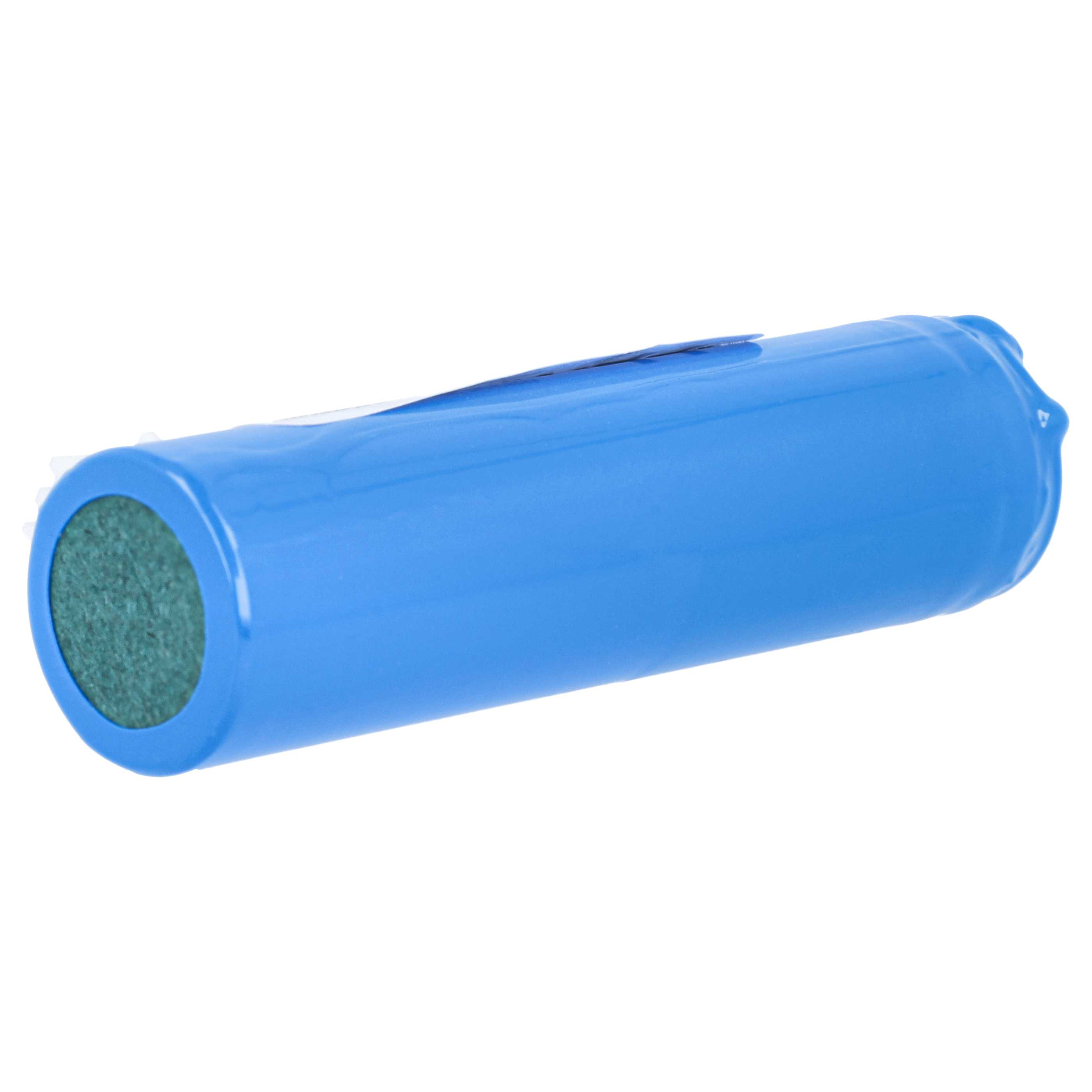 Eine einzelne blaue Zylinderbatterie mit einem grünen Pol auf einem weißen Hintergrund.