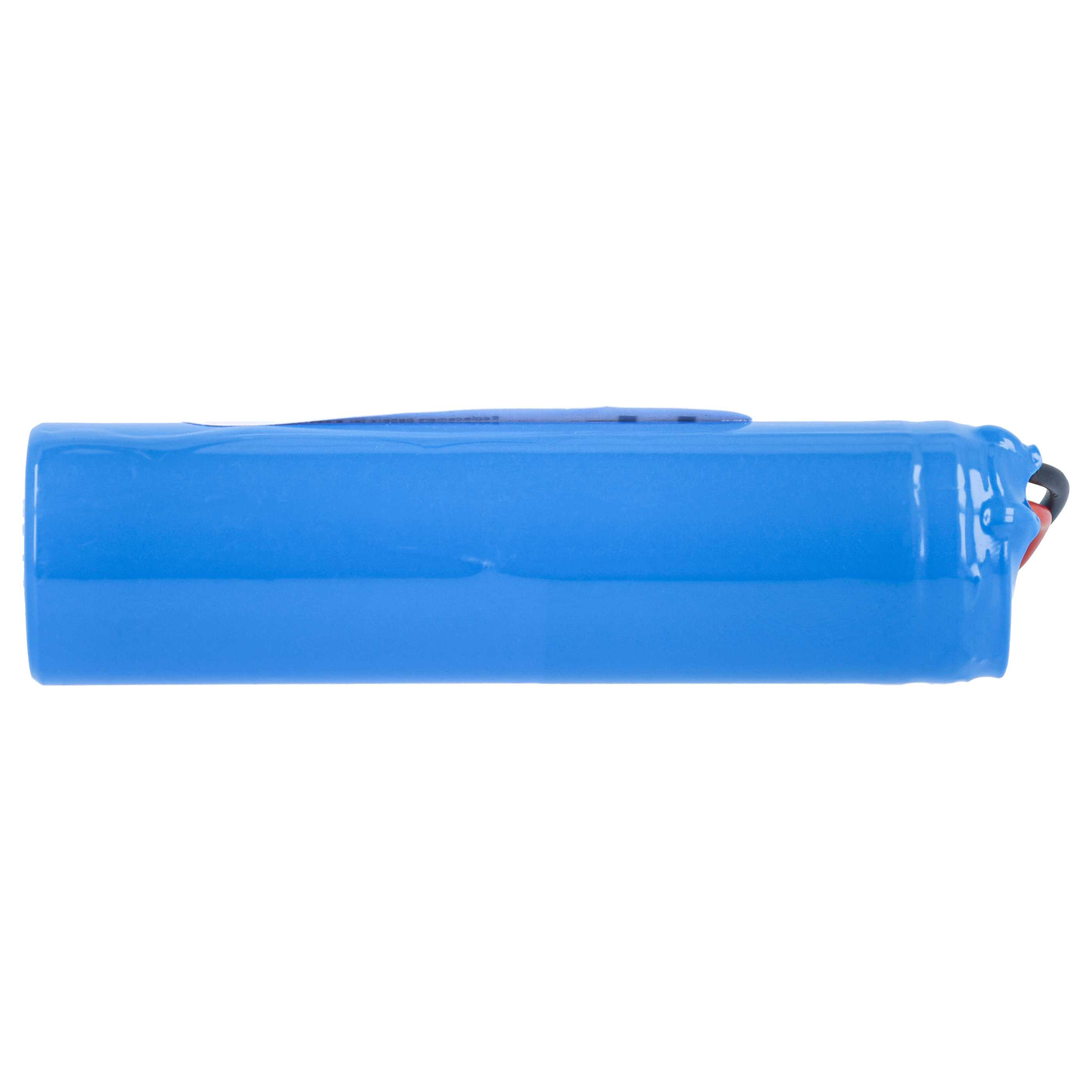 Eine lange, zylindrische blaue Batterie liegt waagerecht vor weißem Hintergrund.