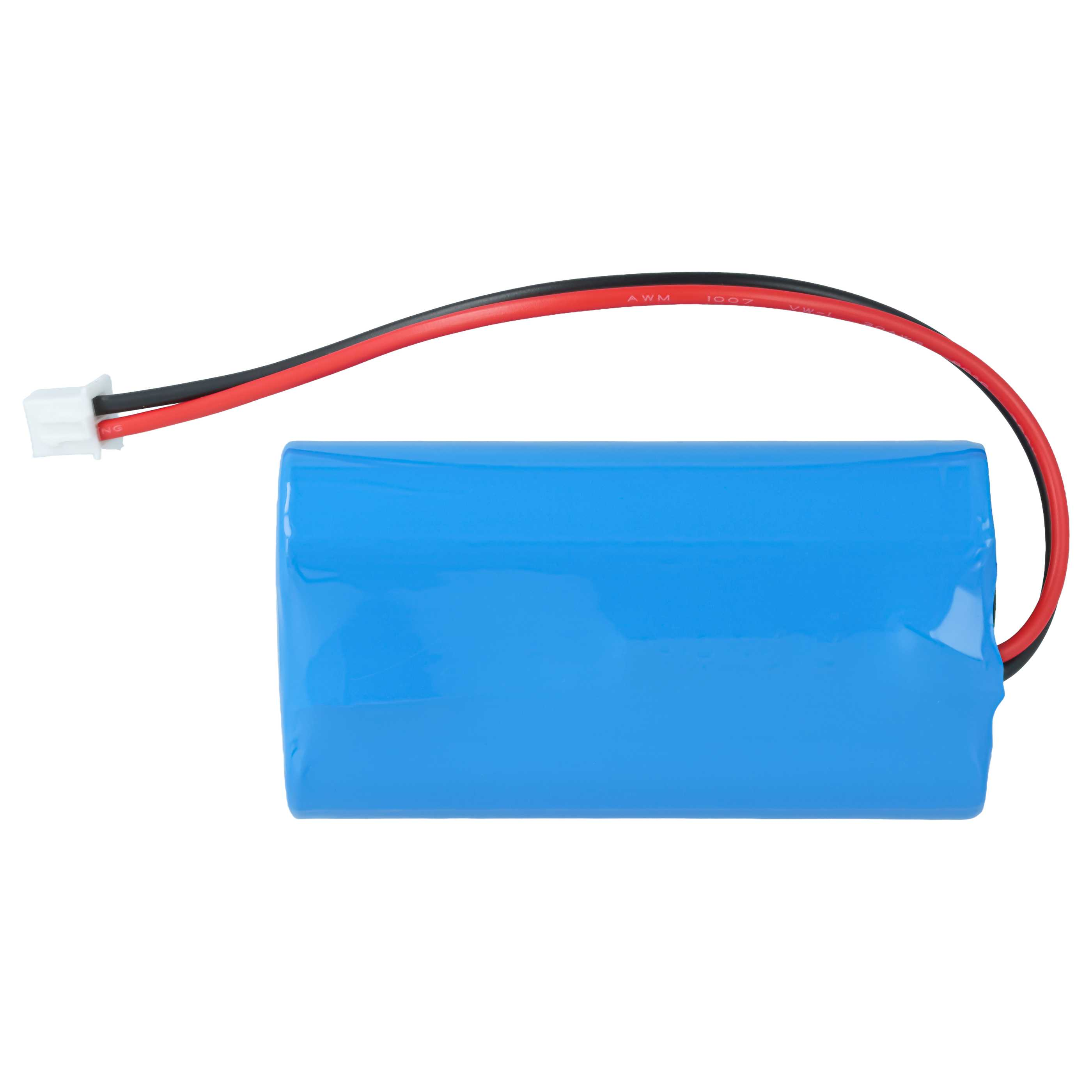 Ein blauer Akku mit roten und schwarzen Kabeln, die an einem weißen Stecker enden, vor weißem Hintergrund.