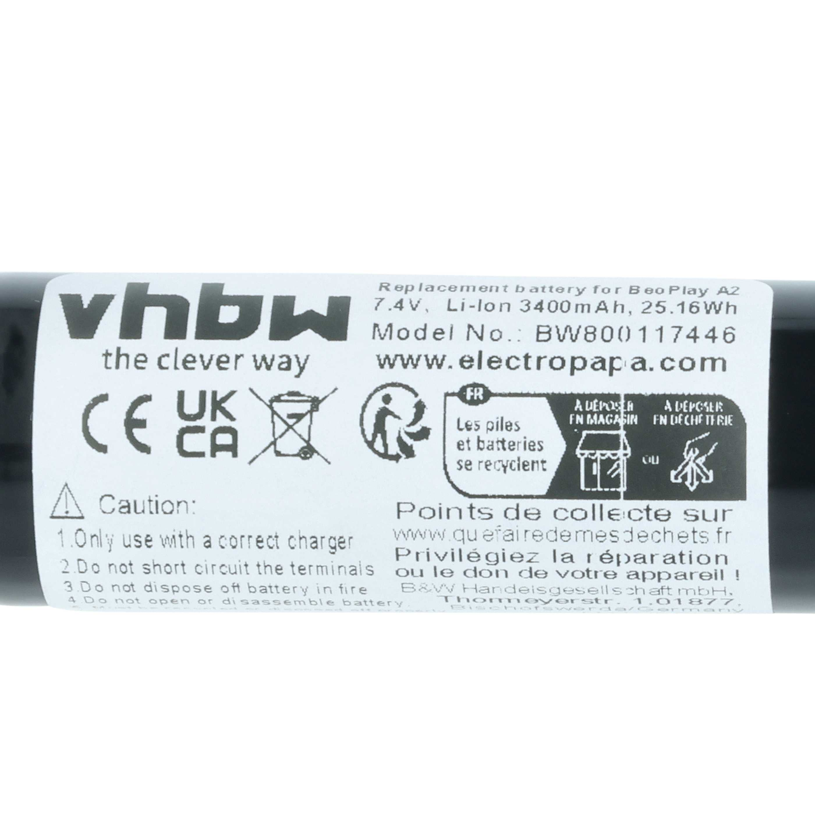 Aufkleber auf einer schwarzen Batterie mit technischen Daten, Markenlogo und Sicherheitshinweisen.