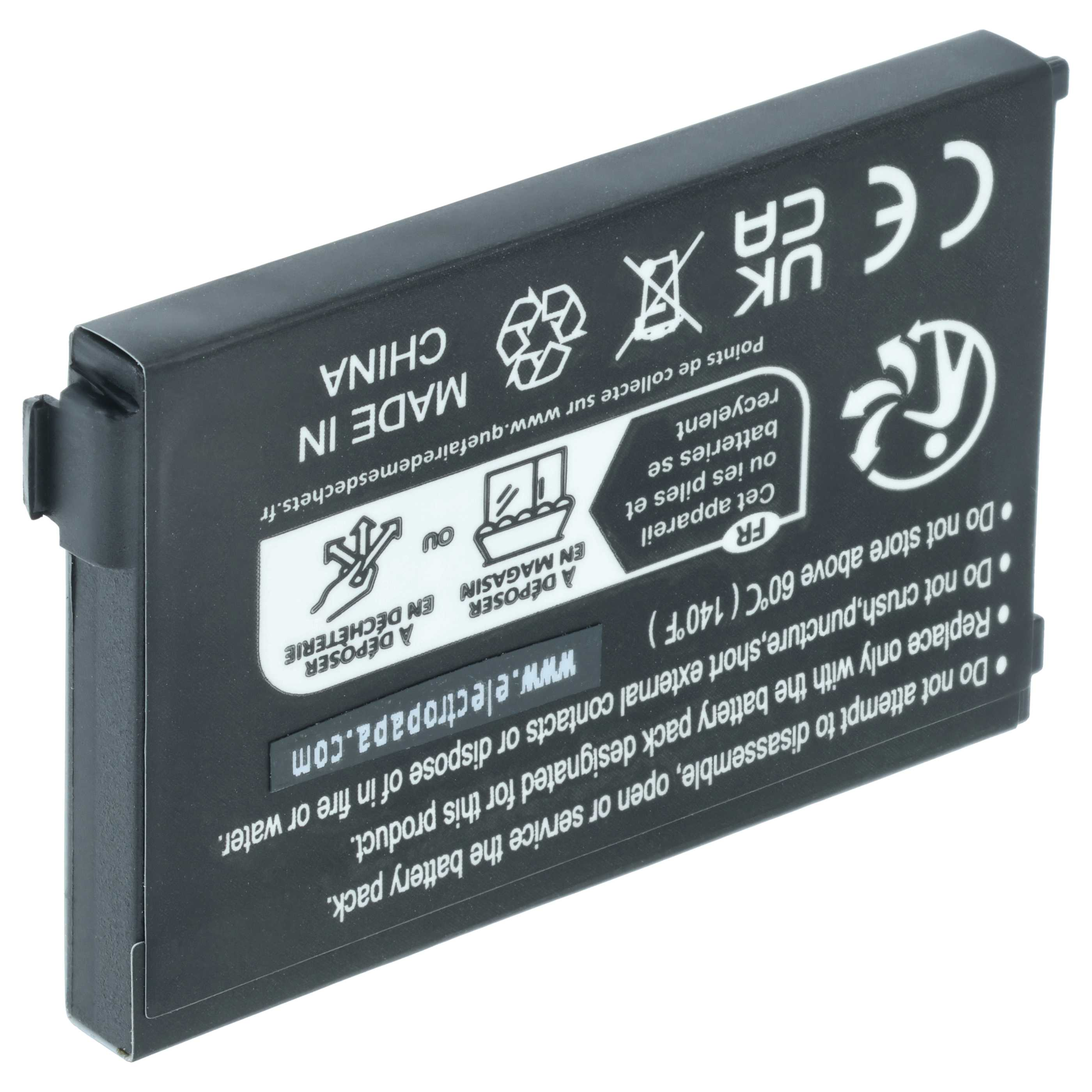 Schwarzer Akku mit weißem Warntext, Recycling-Symbolen und regulatorischen Logos auf der Rückseite.
