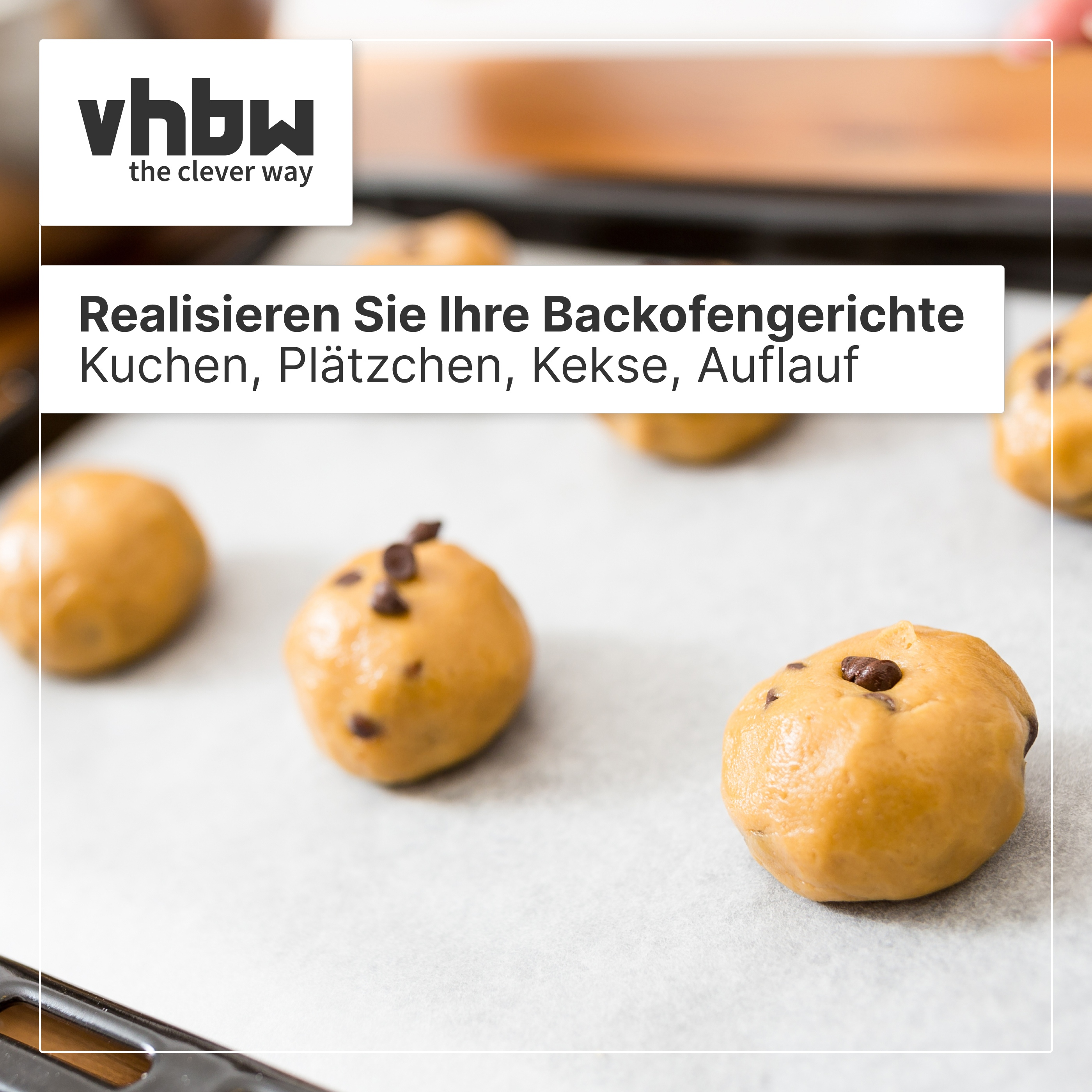 Rohe Kekskugeln mit Schokostückchen auf Backpapier auf einem Backblech.