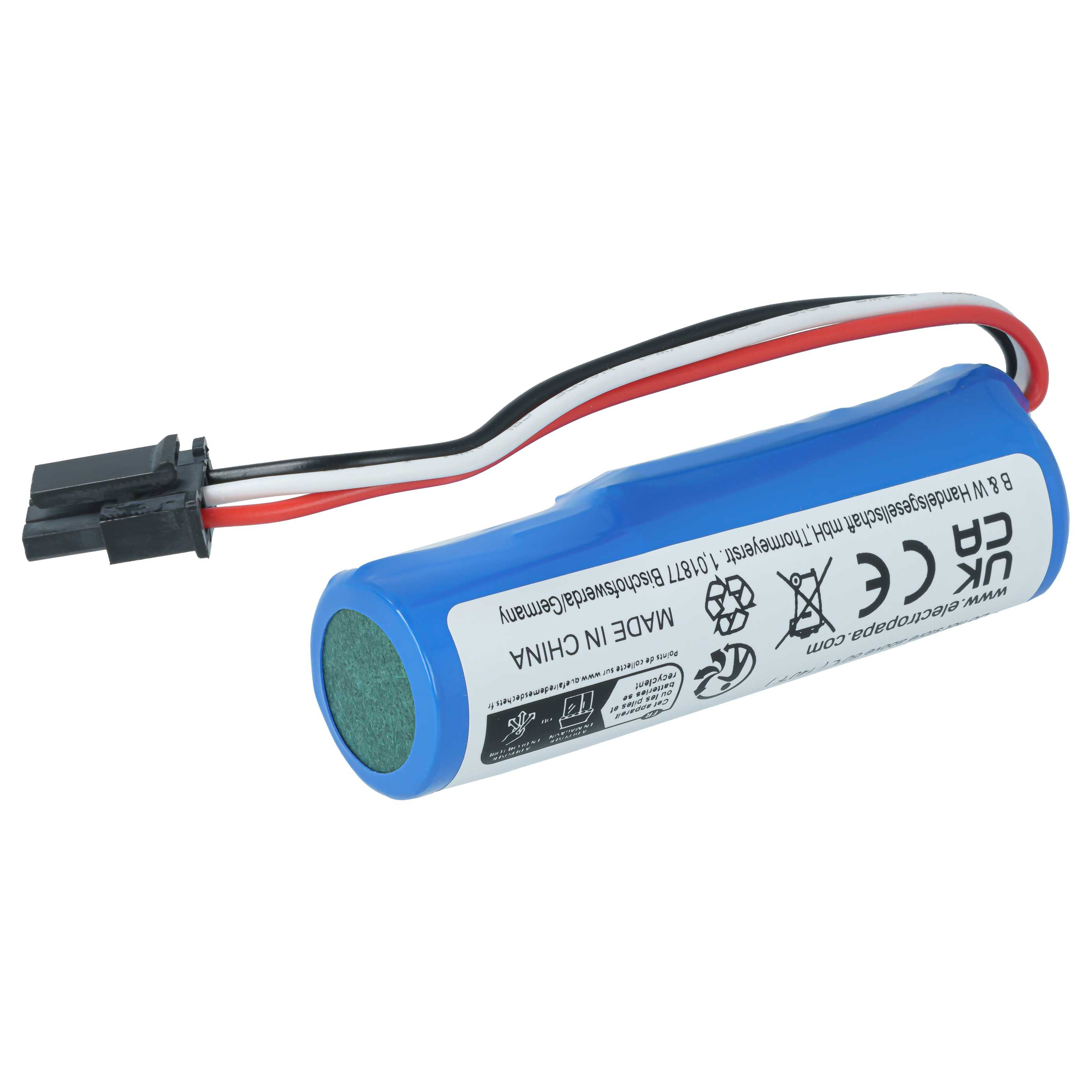Eine blaue zylindrische Batterie mit schwarzem Stecker und rot-weiß-schwarzem Kabel vor weißem Hintergrund.