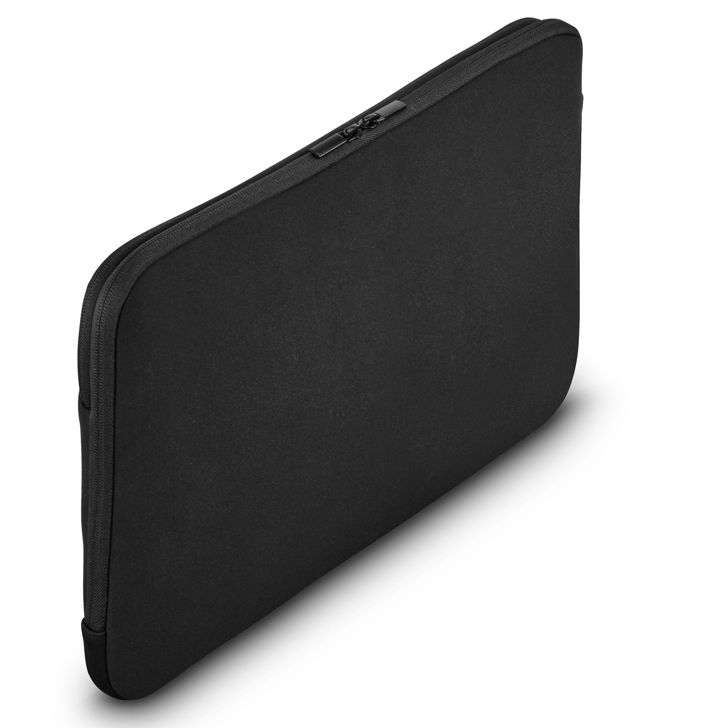 Zamknięte czarne etui na laptopa stoi pod kątem na białym tle.