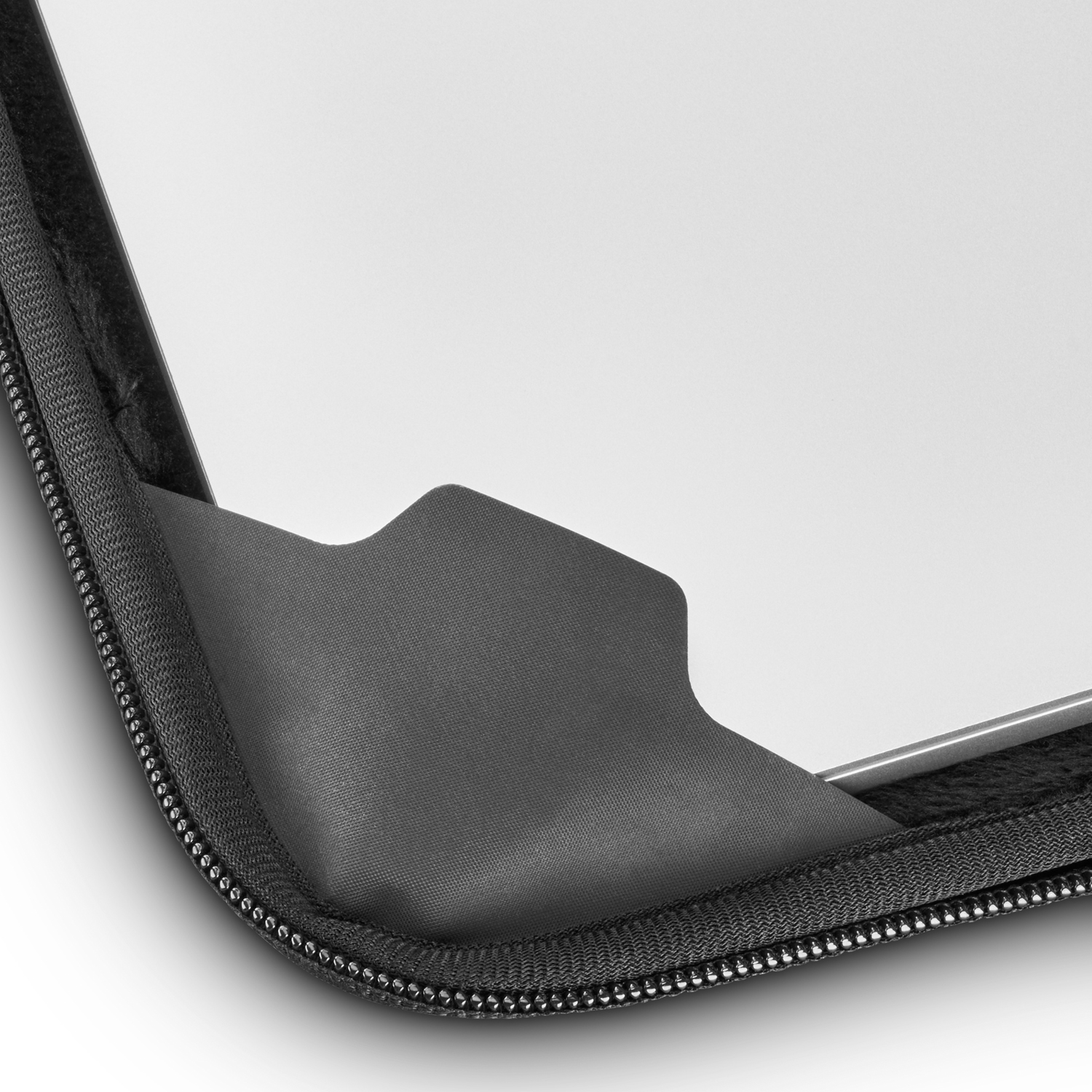 Zbliżenie czarnego etui na laptopa z zamkiem błyskawicznym i uchwytem narożnym.