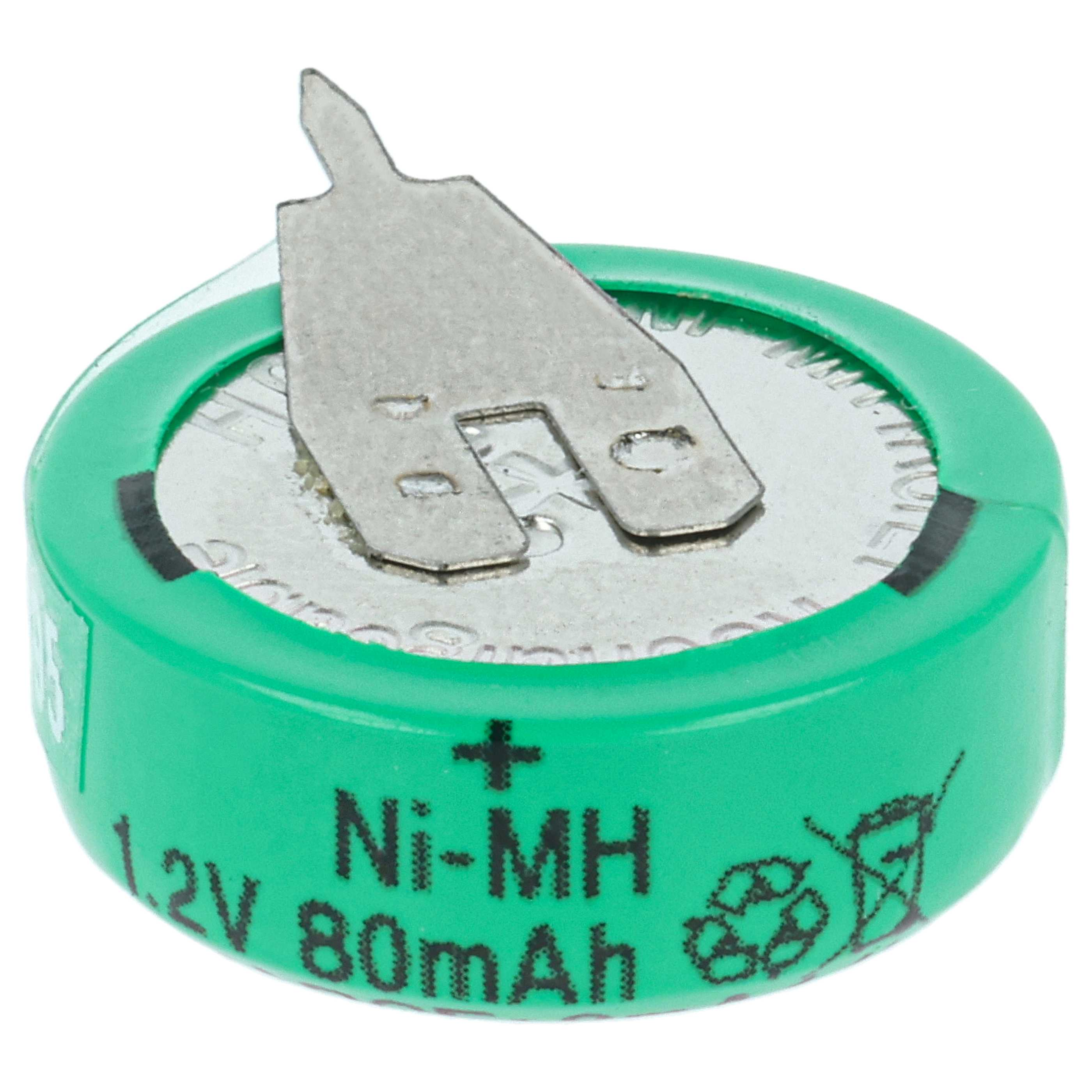 Eine kleine grüne Ni-MH Knopfzelle mit 1,2V und gelöteten Metallfahnen vor weißem Hintergrund.
