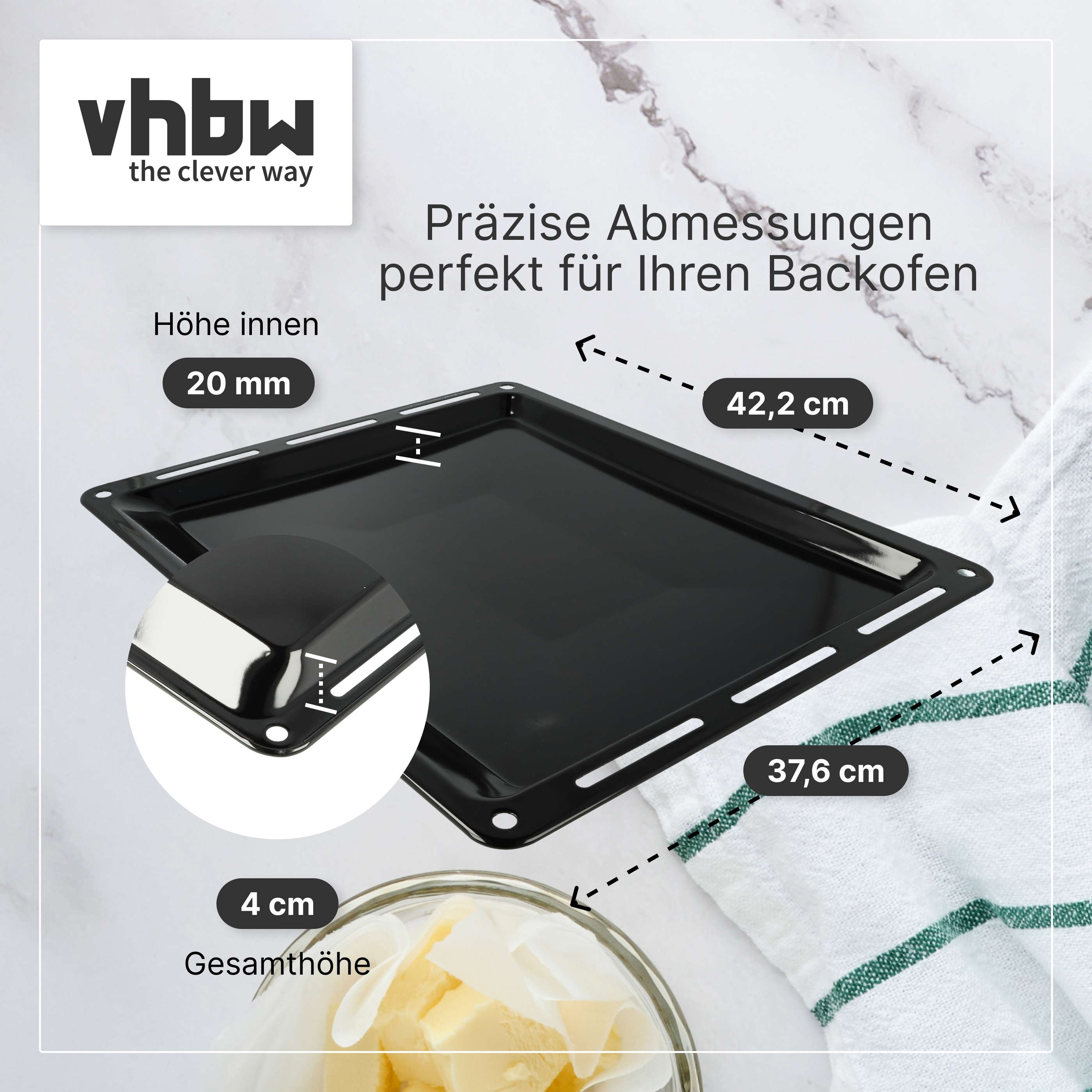 Ein schwarzes Backblech mit den Maßen 42,2 cm mal 37,6 cm und Höhenangaben auf Marmor.