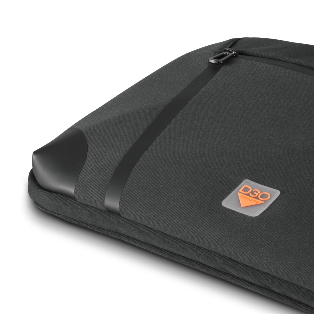 Zbliżenie czarnego etui na laptopa z pomarańczowym logo D3O i zamkiem błyskawicznym.