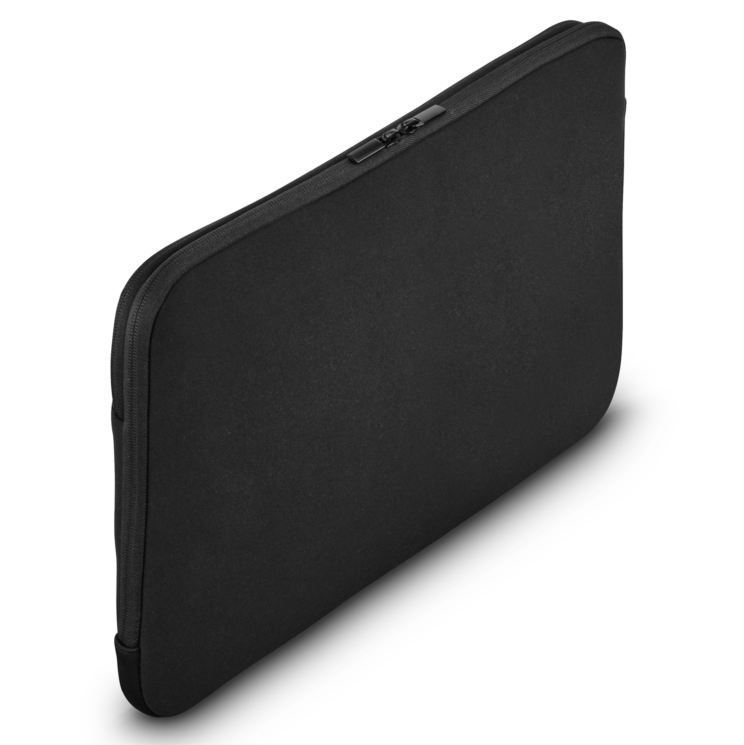 Czarne etui na laptopa z zamkiem błyskawicznym na białym tle.