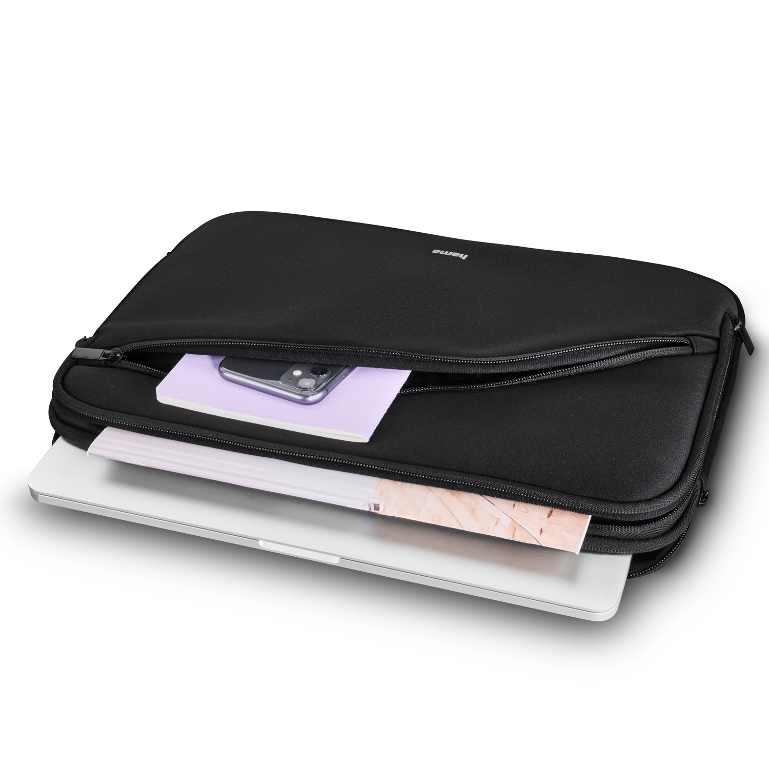 Czarne etui na laptopa zawiera laptopa, notatnik i smartfon.