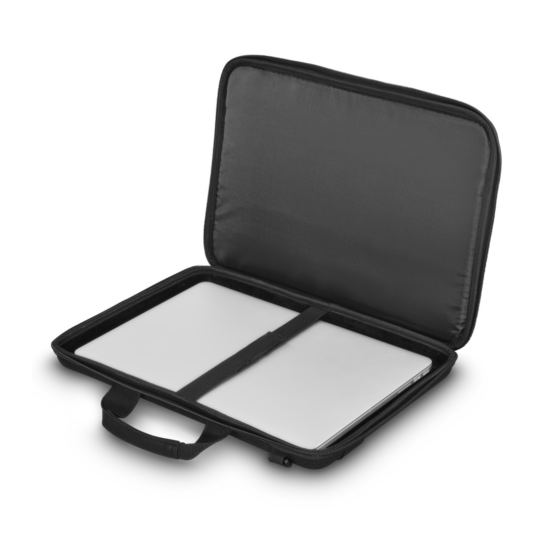Otwarta czarna torba na laptopa ze znajdującym się w środku komputerem, na białym tle.