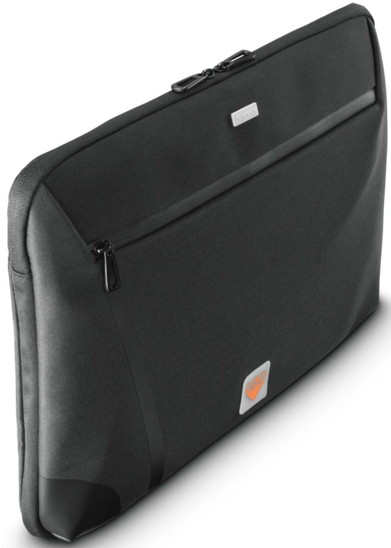 Schwarze Laptoptasche mit Reißverschluss und kleinem orangefarbenem Logo auf hellem Hintergrund.