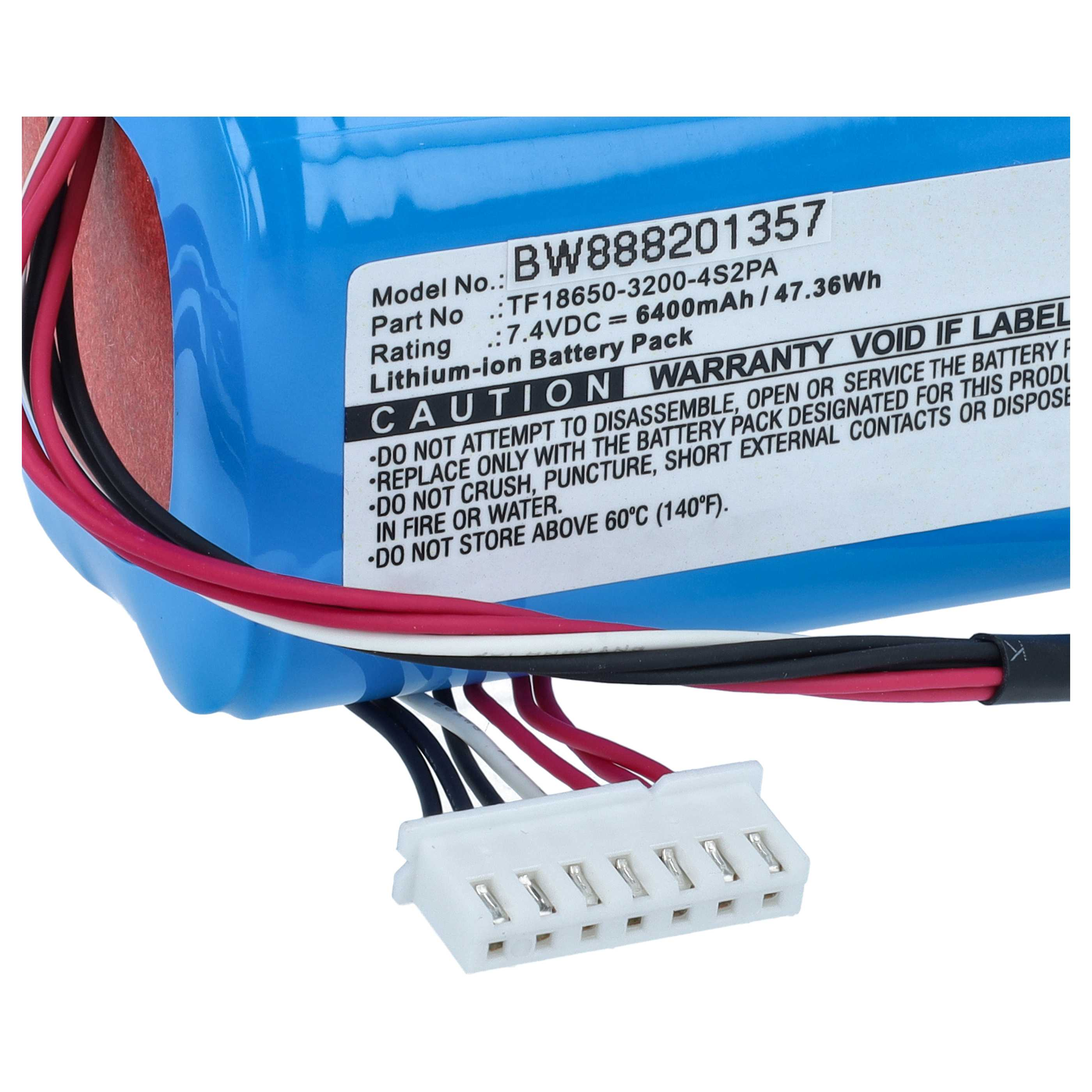 Ein blauer Lithium-Ionen-Akku mit einem Warnetikett, verbunden mit bunten Kabeln und einem weißen Stecker.
