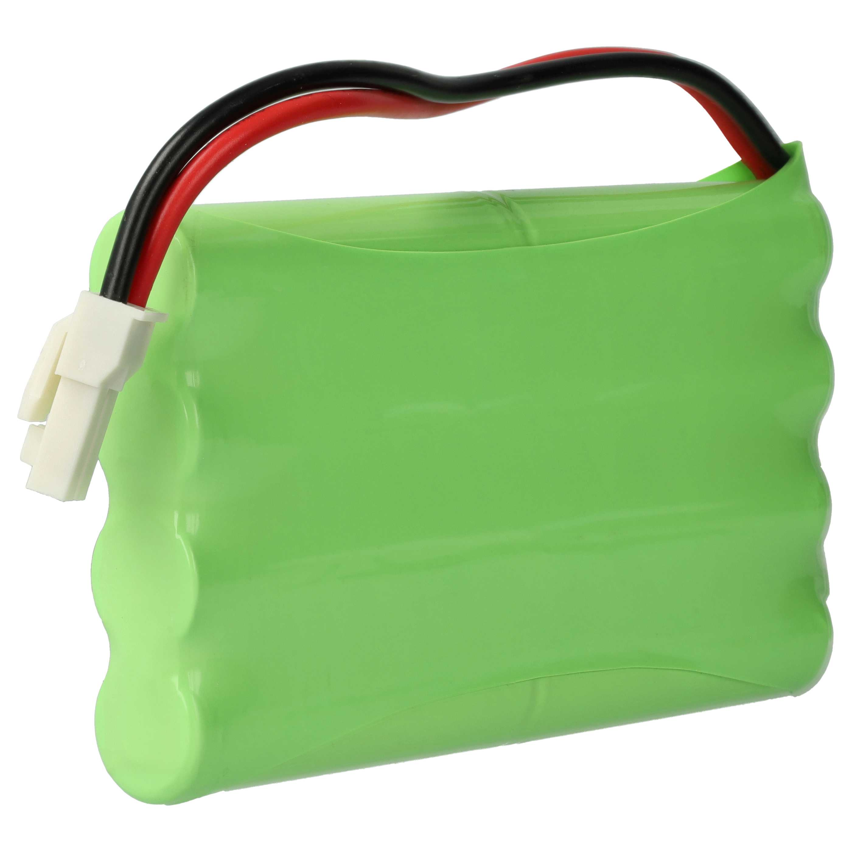 Grüner Akku mit rotem und schwarzem Kabel und weißem Stecker vor weißem Hintergrund.