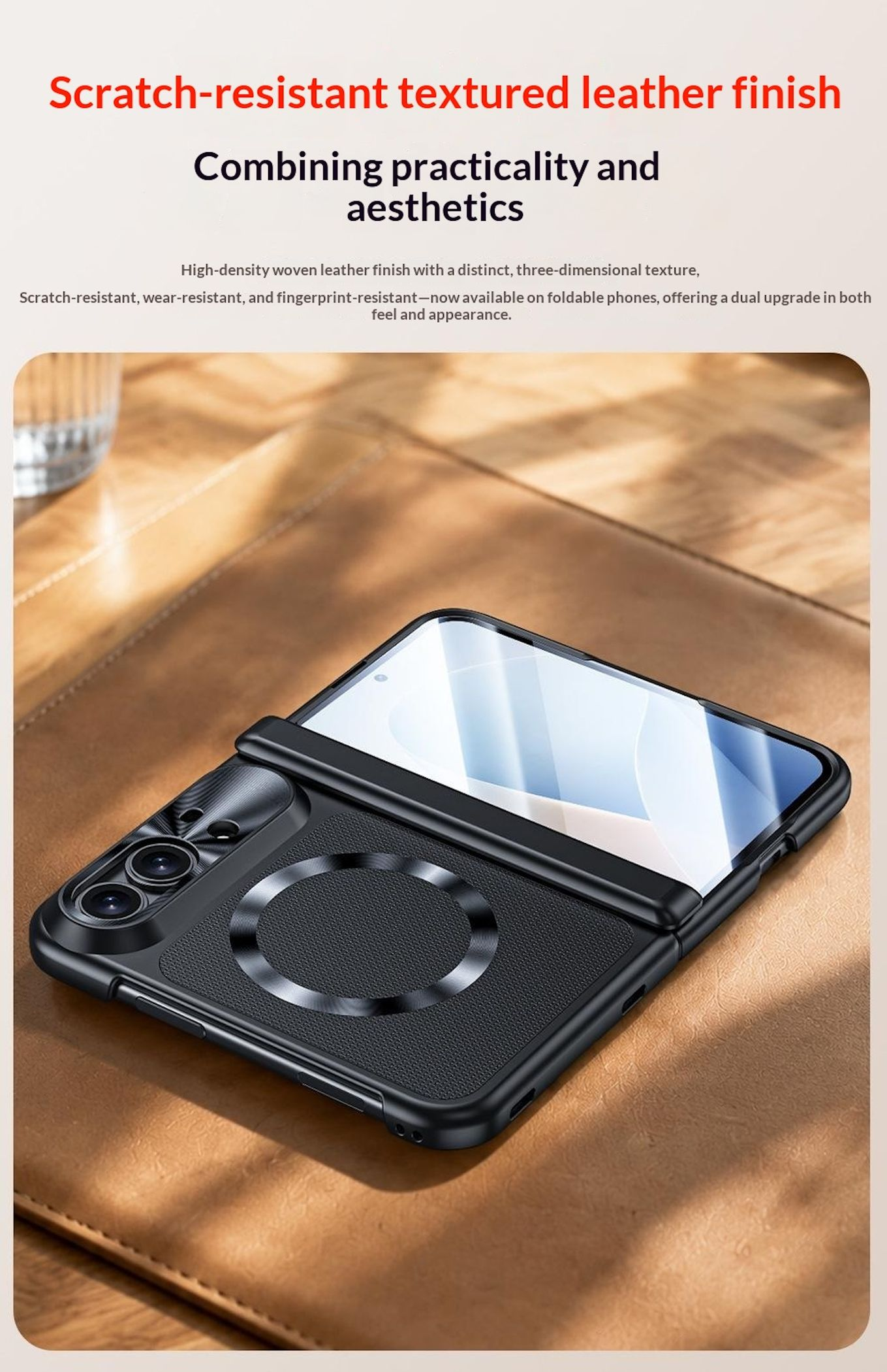Ein schwarzes faltbares Smartphone mit Lederoberfläche und Kamera liegt auf einer Holzoberfläche.