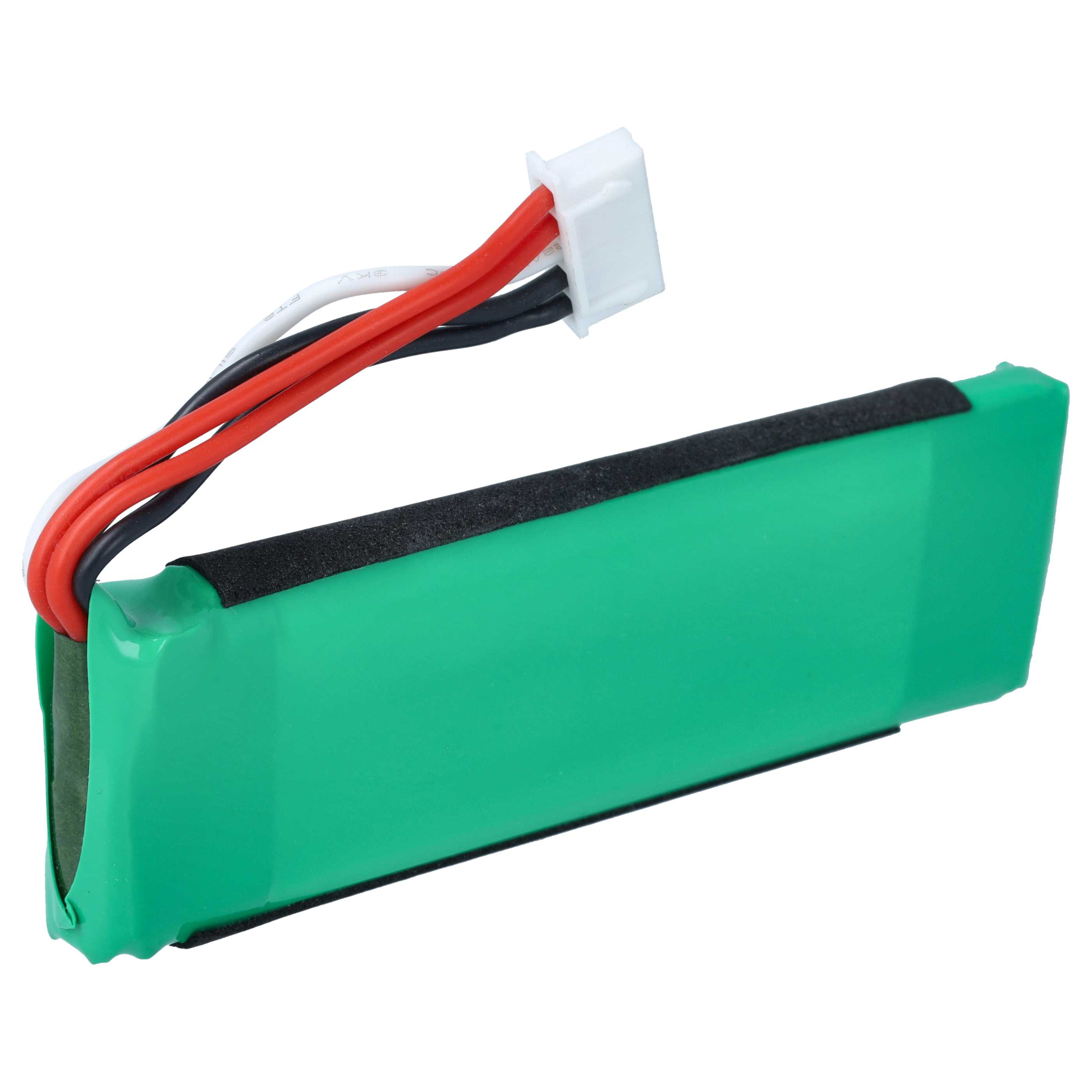 Ein länglicher grüner Akku mit einem weißen Stecker und verbundenen roten, schwarzen und weißen Kabeln vor weißem Hintergrund.