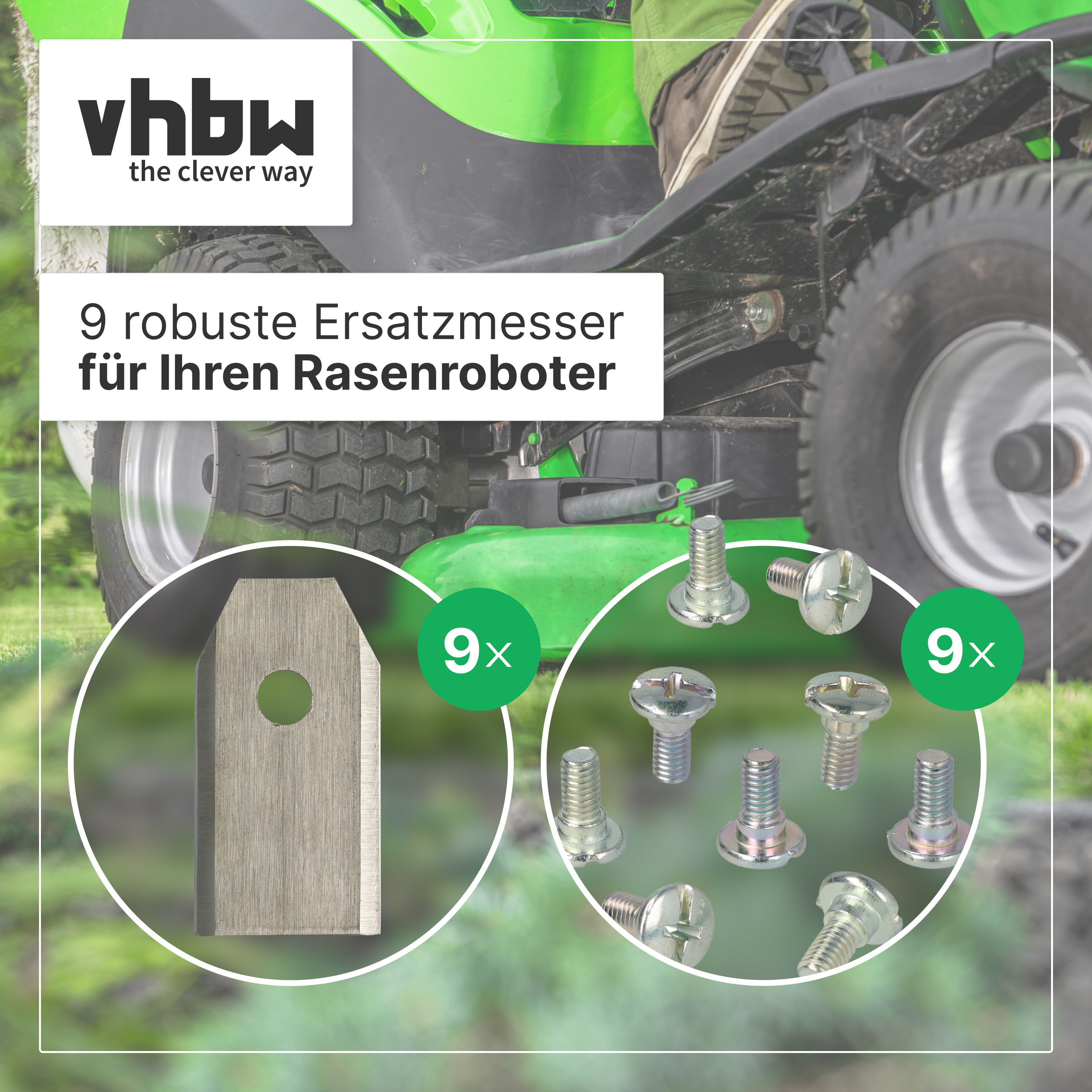 Neun Ersatzmesser und Schrauben für Rasenroboter vor einem grünen Rasenmäher.