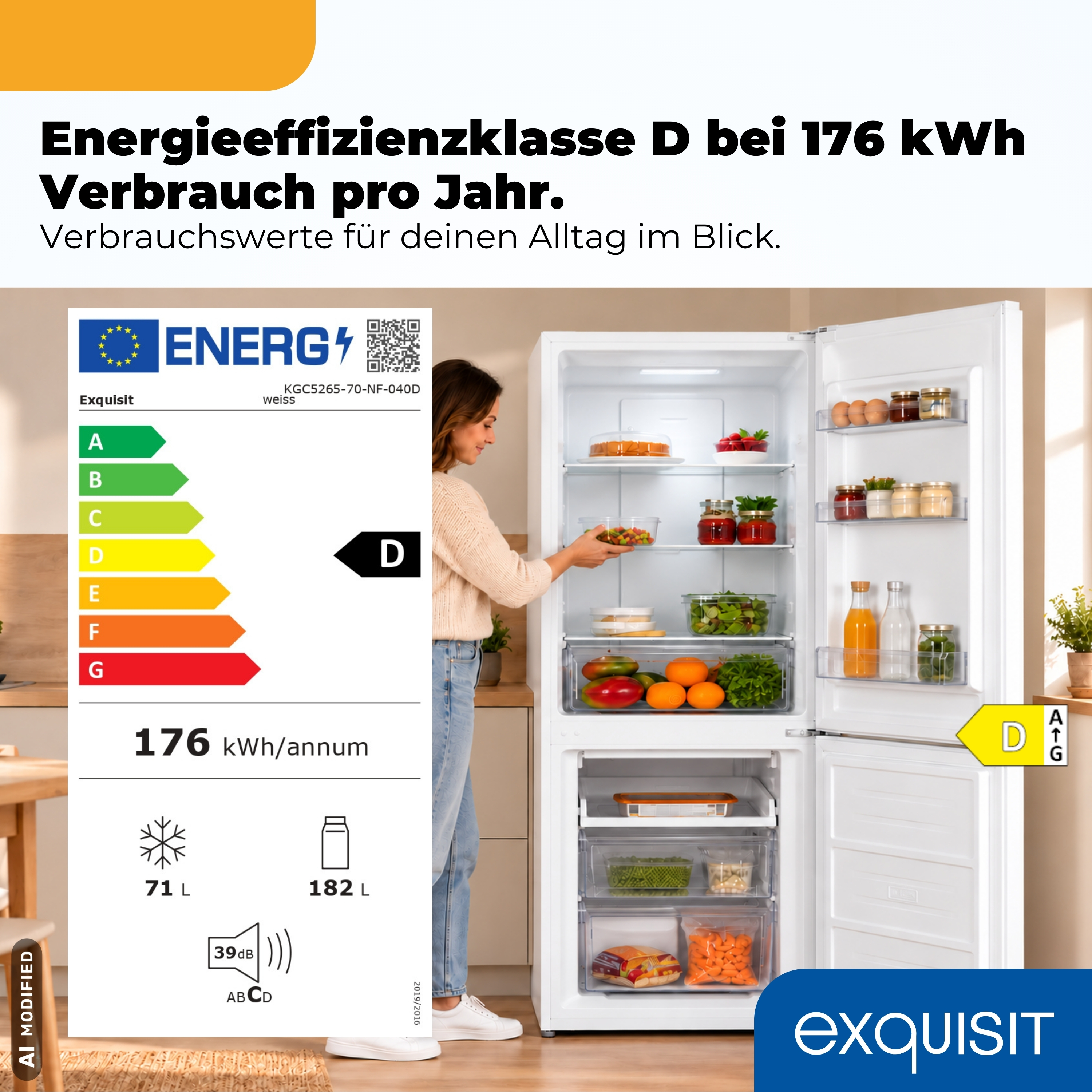 Eine Frau in einer Küche öffnet einen weißen Kühlschrank, daneben ein Energieeffizienzlabel D mit 176 kWh.