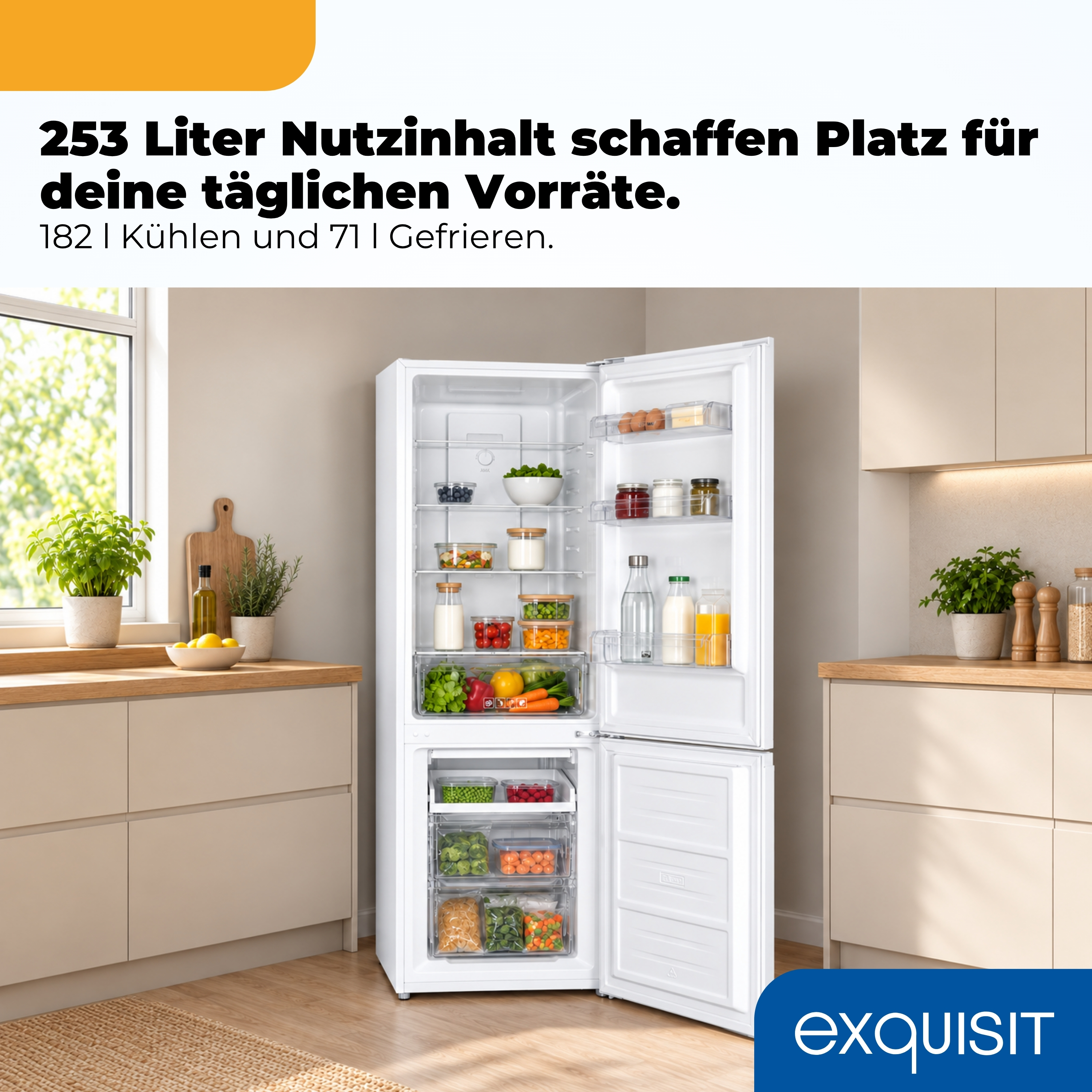 Offener weißer Kühlschrank in moderner Küche mit gefüllten Regalen.