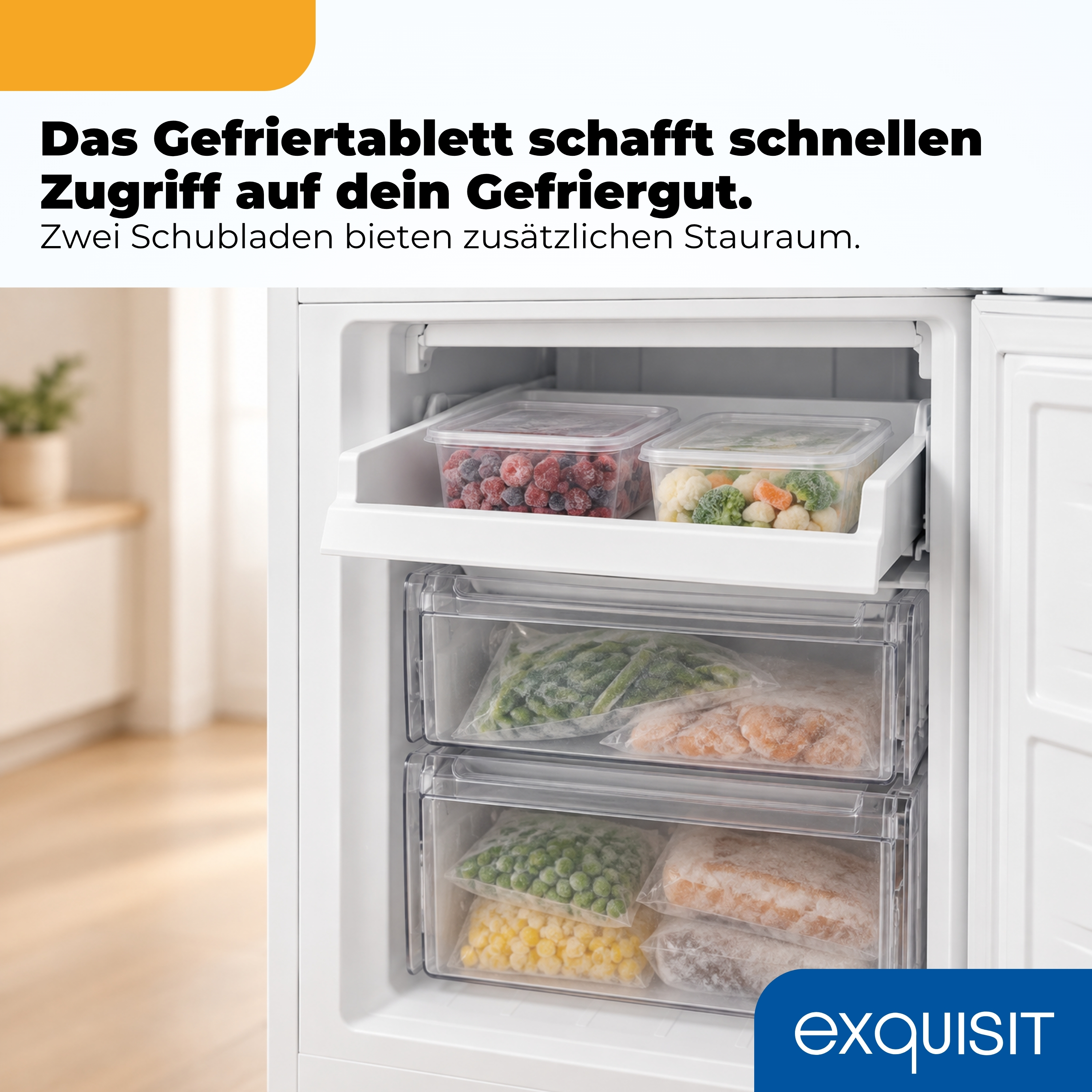 Offener Gefrierschrank mit Tablett voller Beeren und Gemüse sowie zwei transparenten Schubladen mit Tiefkühlkost.