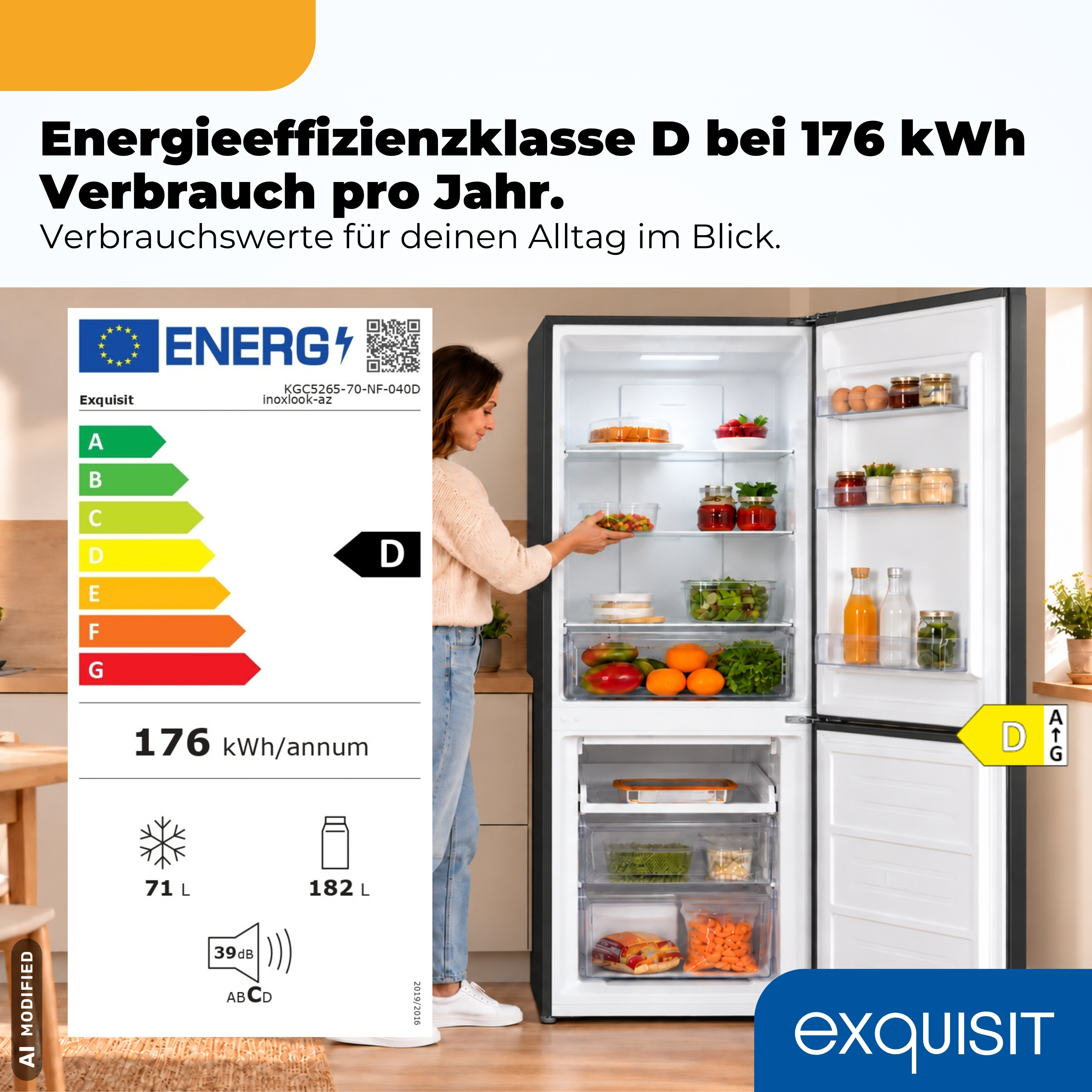 Frau öffnet einen offenen Exquisit Kühlschrank mit Energieeffizienzklasse D, der ein Energieetikett zeigt.
