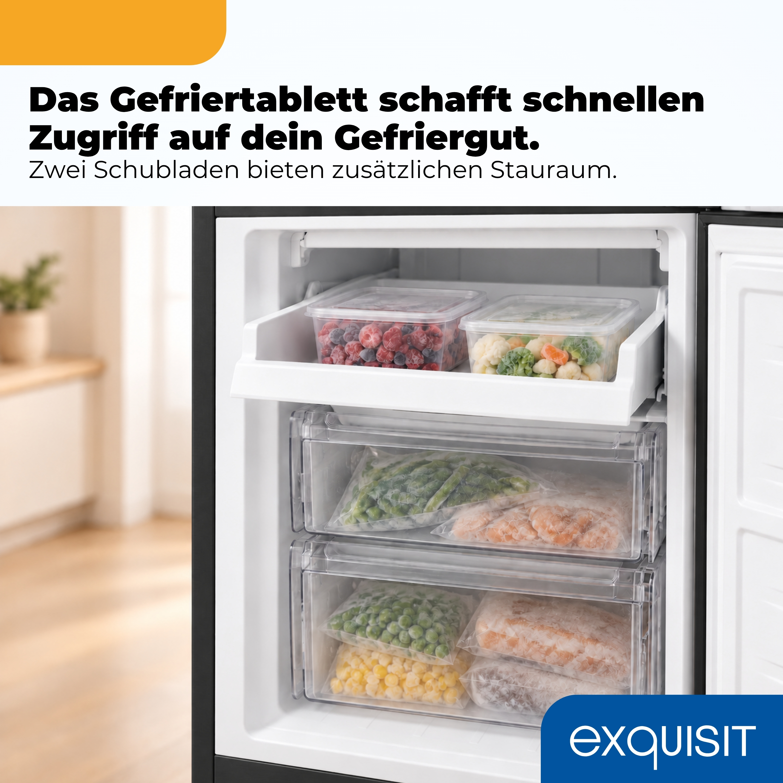 Offener Gefrierschrank mit oberem Tablett voll Beeren und Gemüse und zwei Schubladen mit Gefriergut darunter.