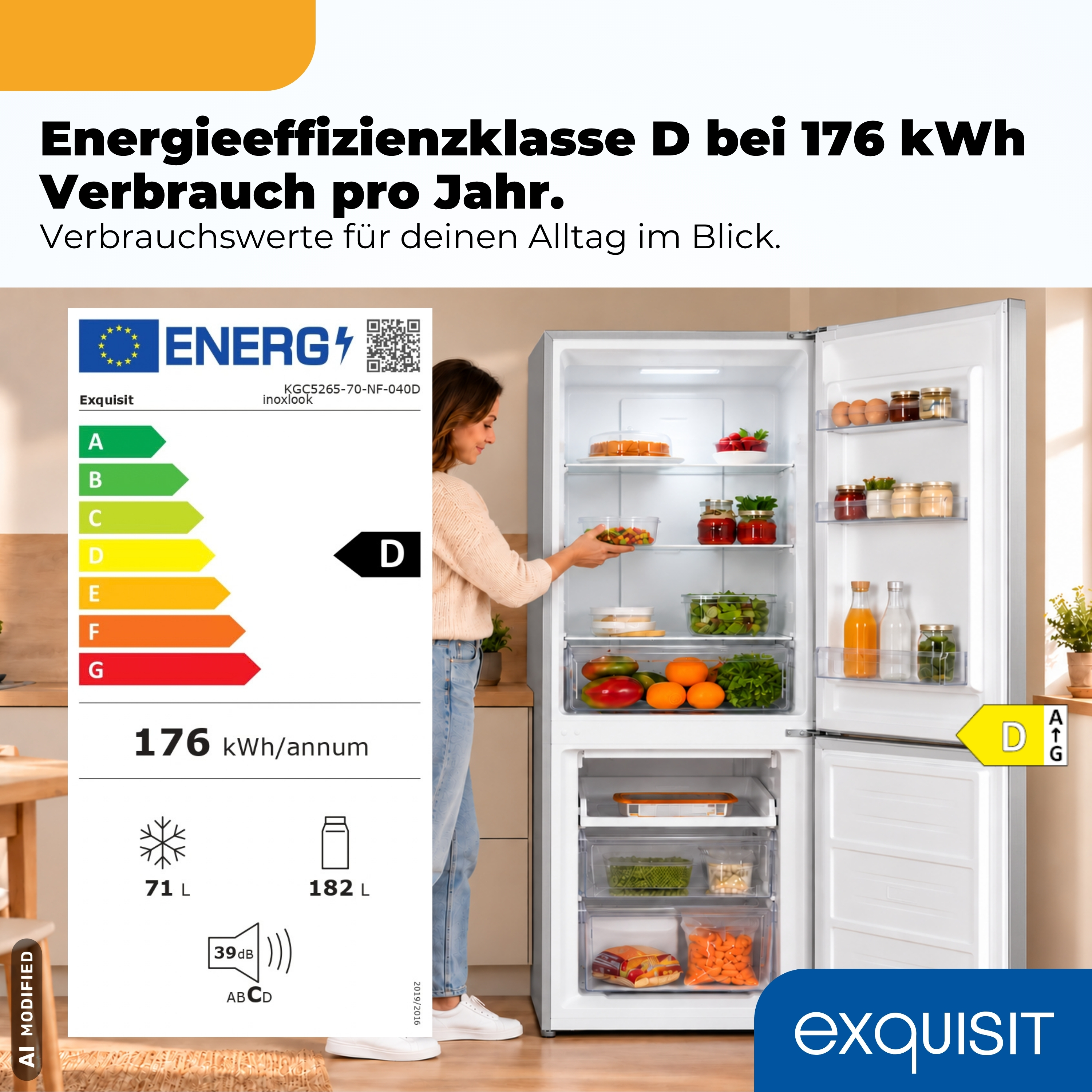 Eine Frau greift in den geöffneten Kühlschrank, links daneben ist das Energielabel mit der Klasse D zu sehen.