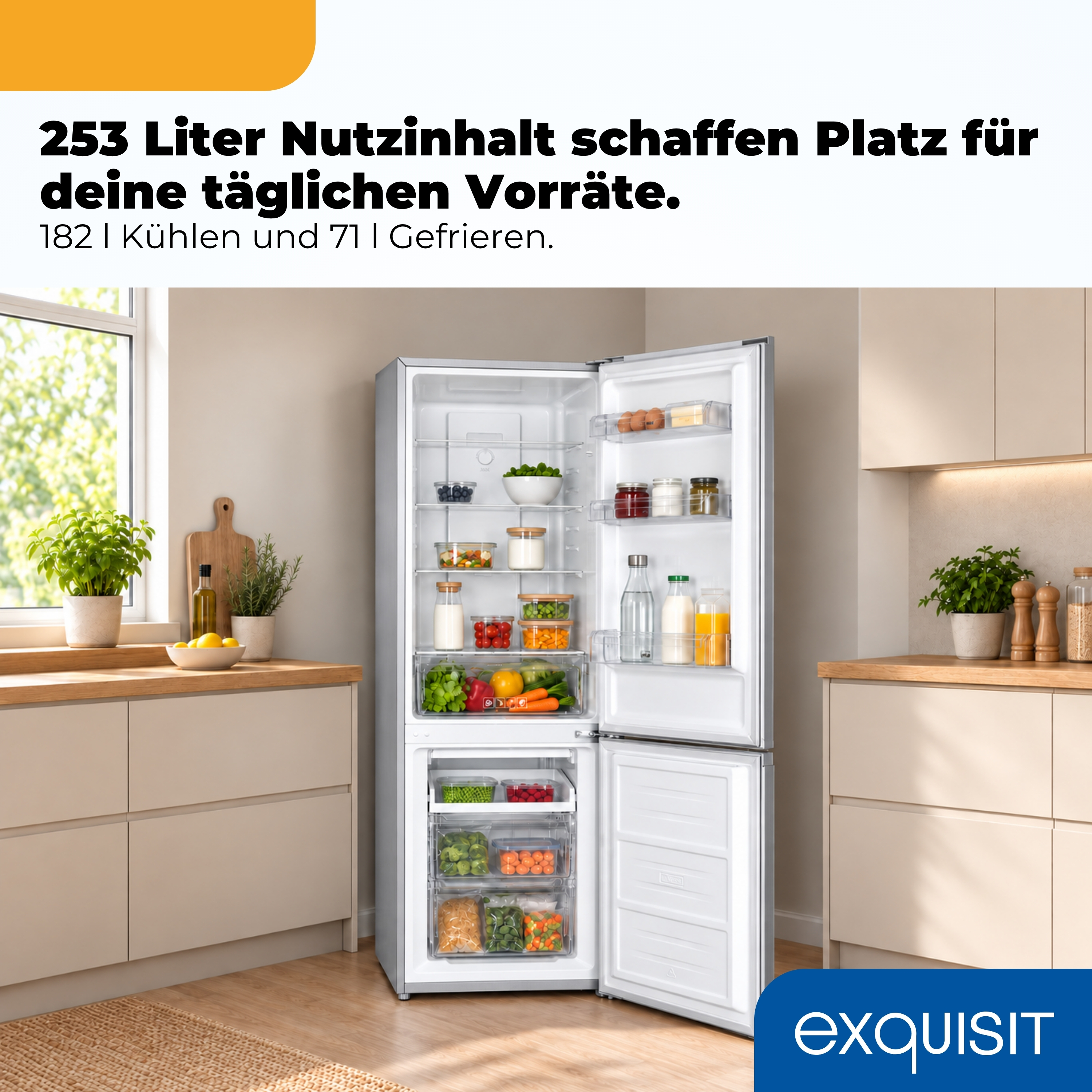 Ein silberner Kühlschrank mit geöffneten Türen steht in einer modernen Küche mit Lebensmitteln gefüllt.