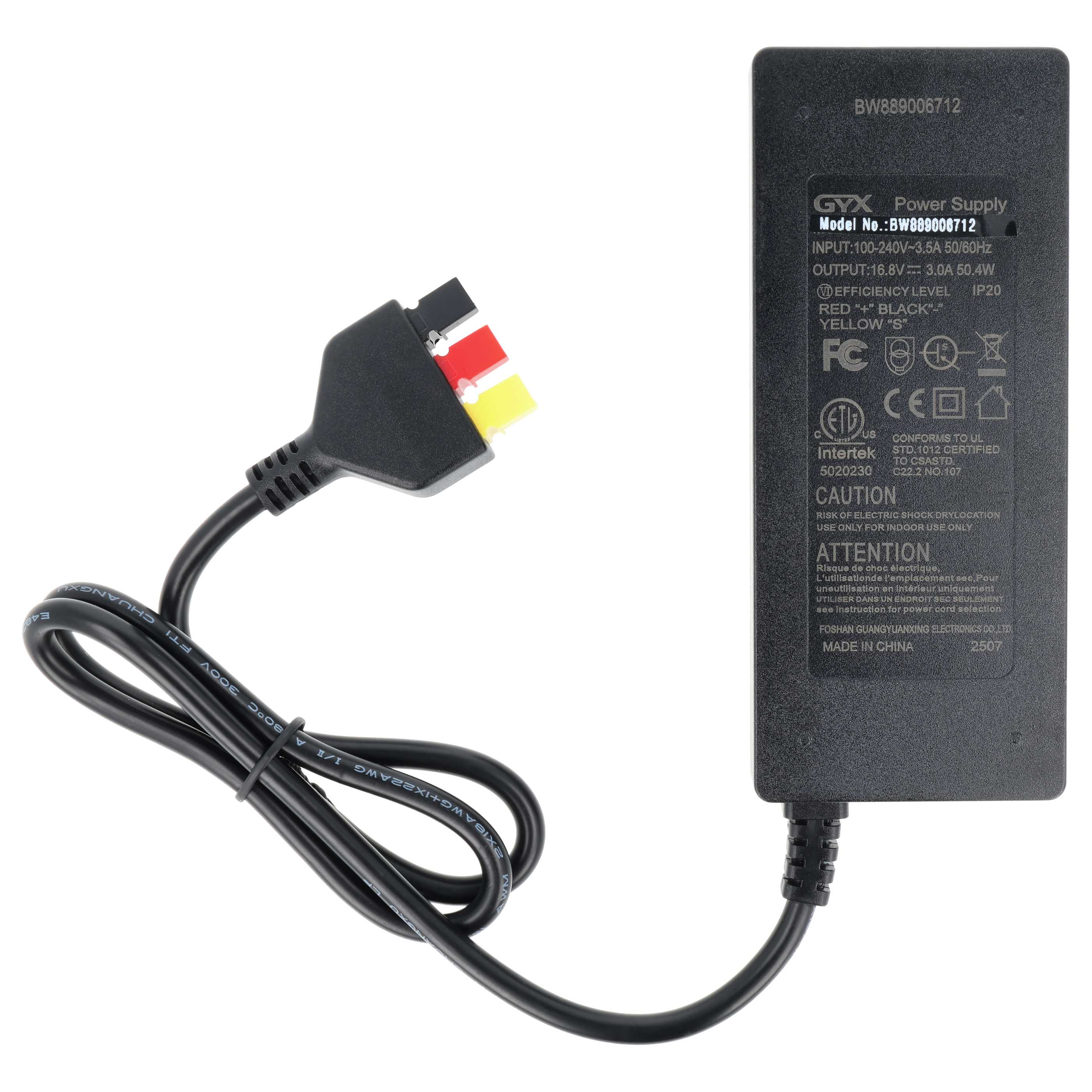 Schwarzes Netzteil mit einem Kabel und einem mehrfarbigen Stecker auf weißem Grund.