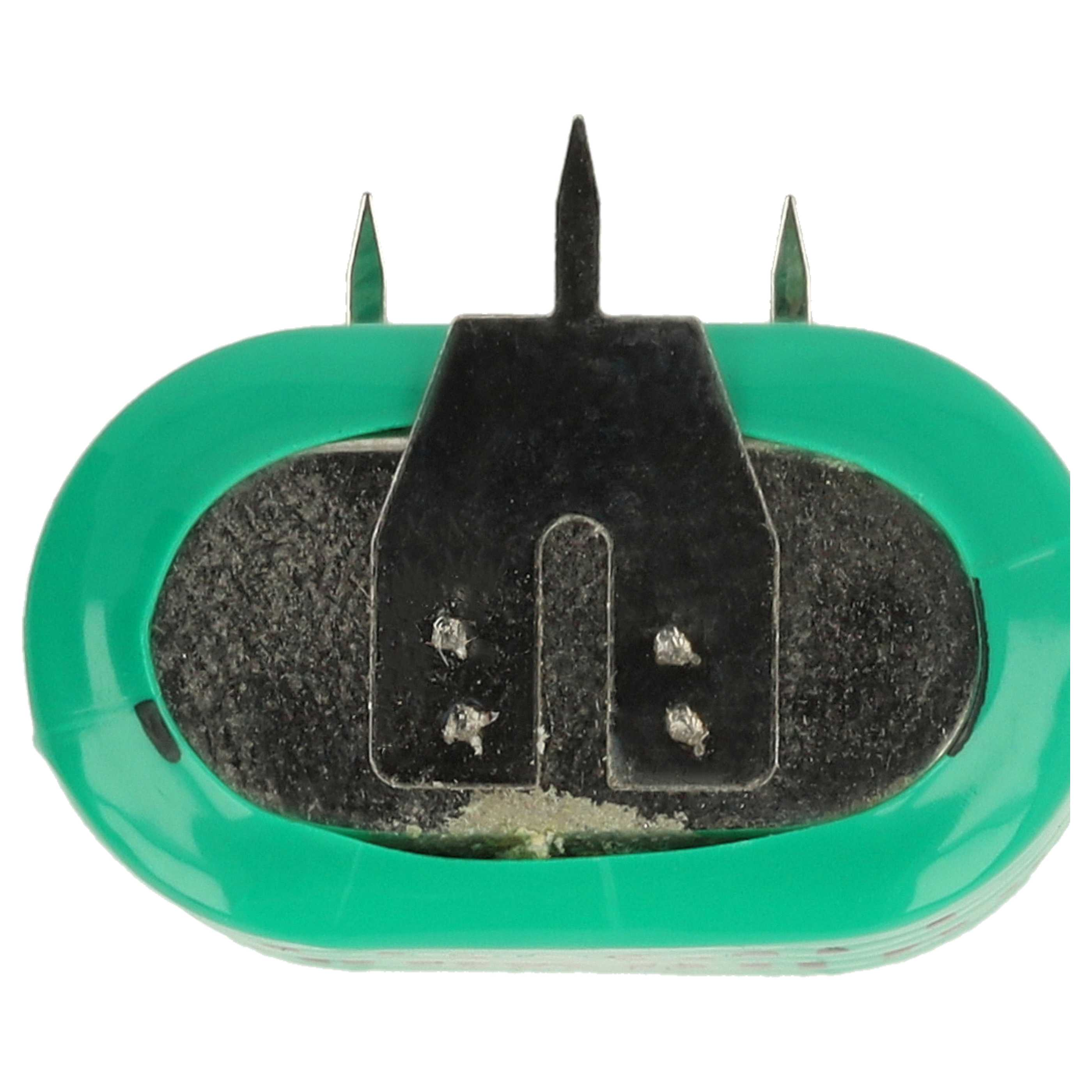 Ein grüner Akkupack mit einer schwarzen Metallkontaktplatte und drei hervorstehenden Pins auf weißem Hintergrund.
