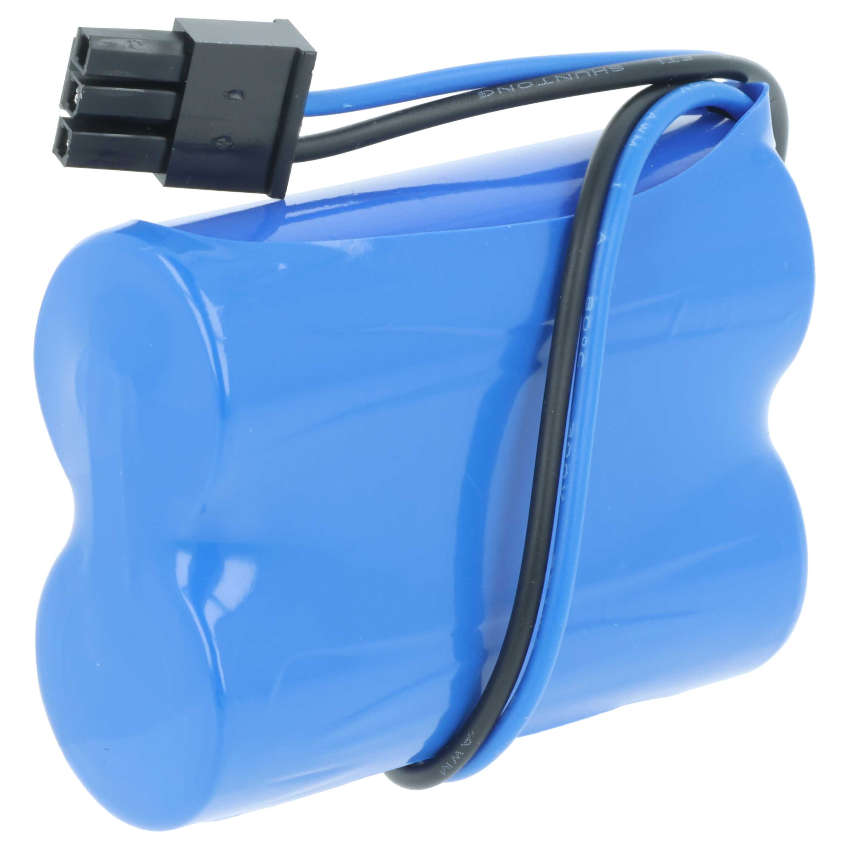 Ein blauer Akkupack mit einem schwarzen Stecker an Kabeln vor weißem Hintergrund.
